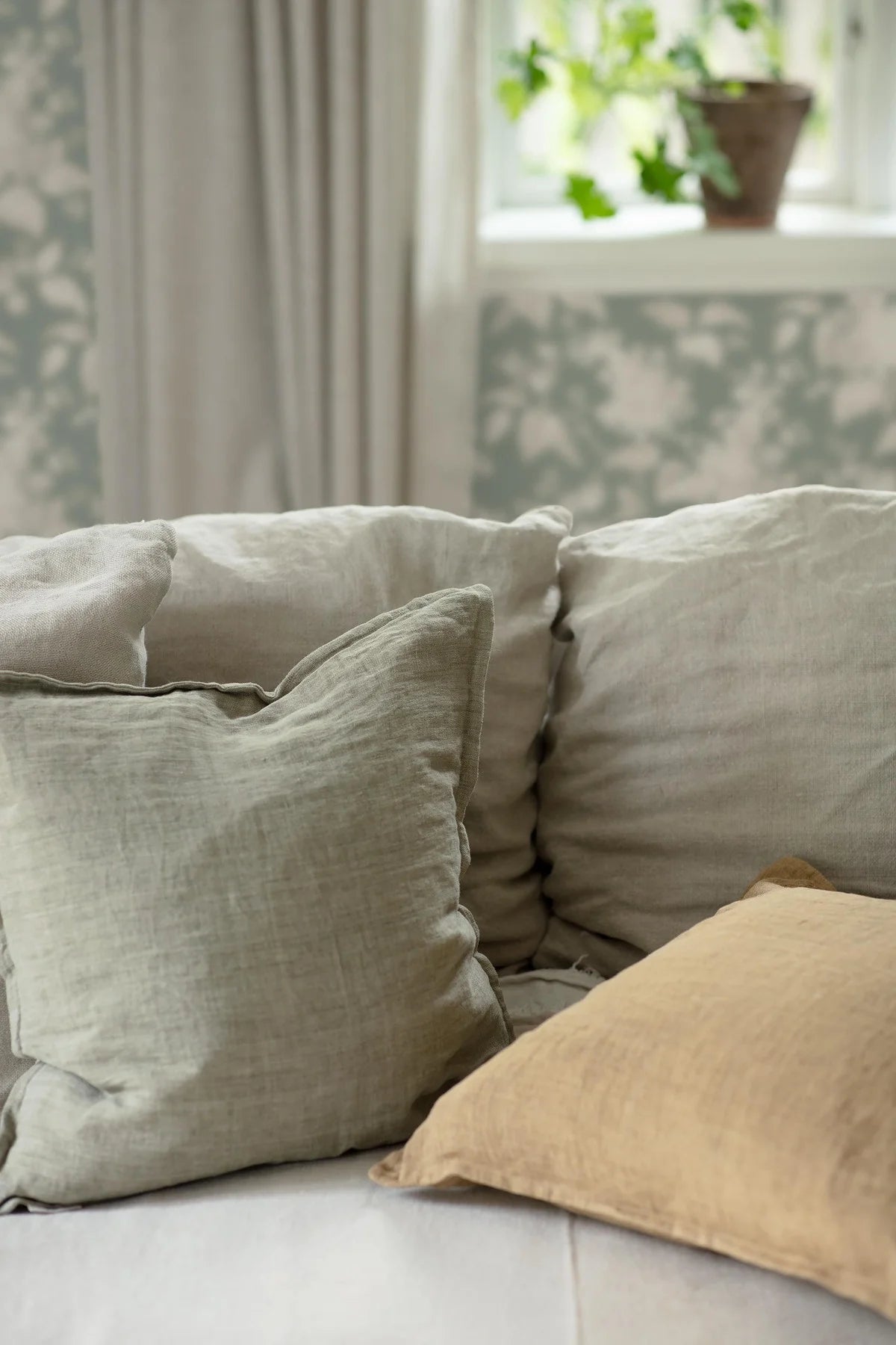 Green floral pattern wallpaper SYREN with beige