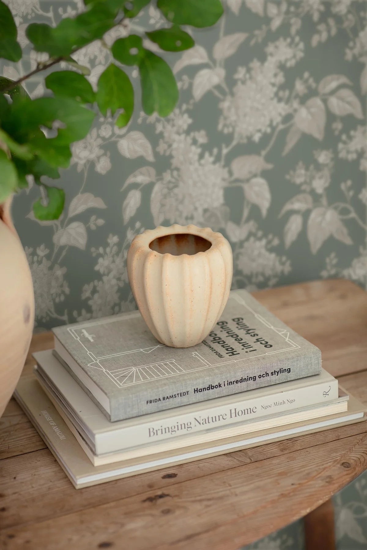 Green floral pattern wallpaper SYREN with beige