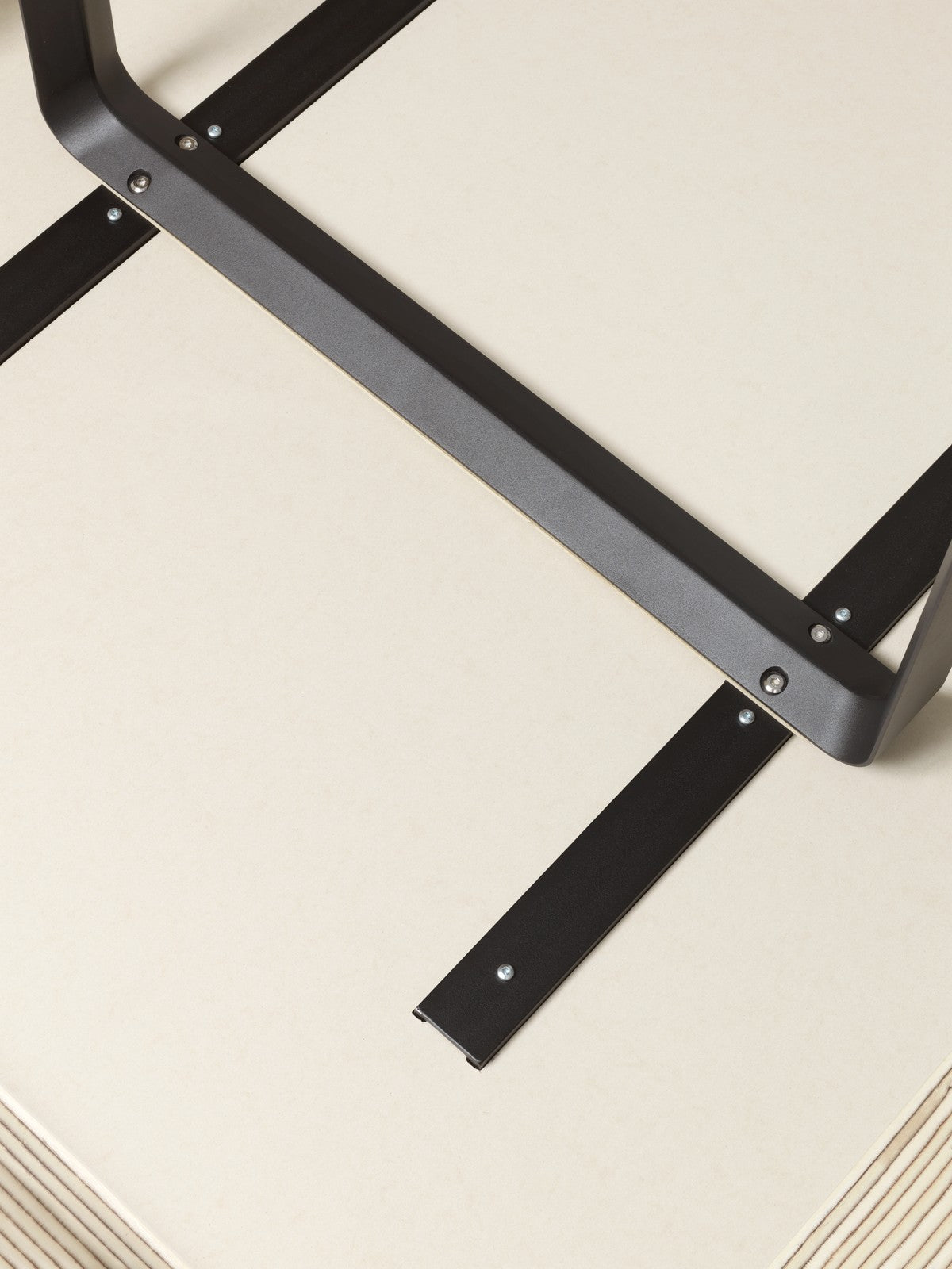 Eettafel 70/70 van eikenhout met zwarte basis