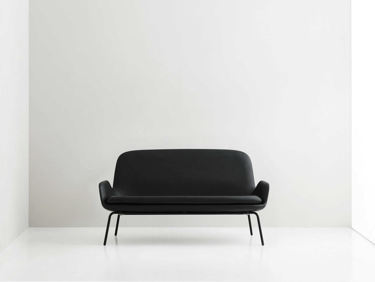 Sofa tapicerowana ERA chromowana podstawa do salonu – Normann Copenhagen