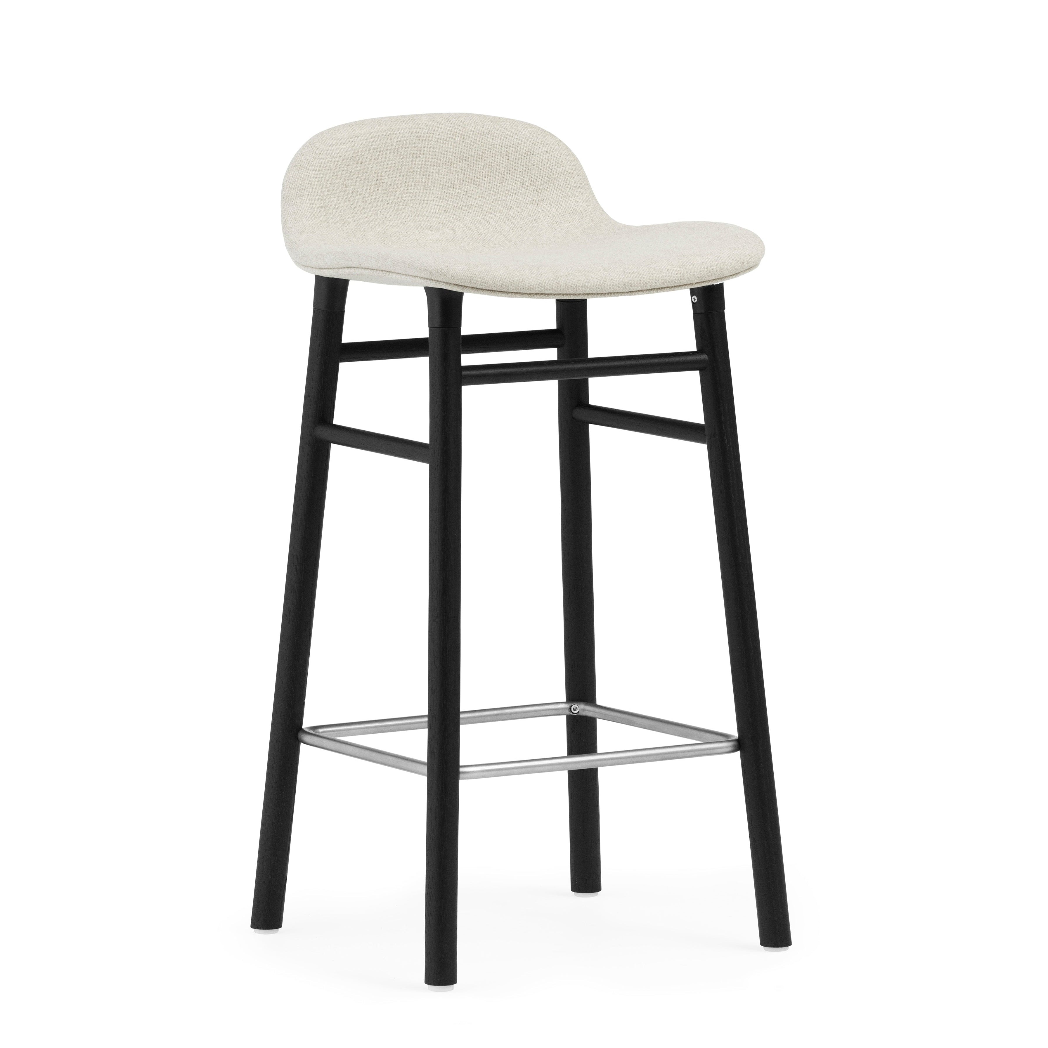 Hocker FORM gestoffeerd met een zwarte eiken basis