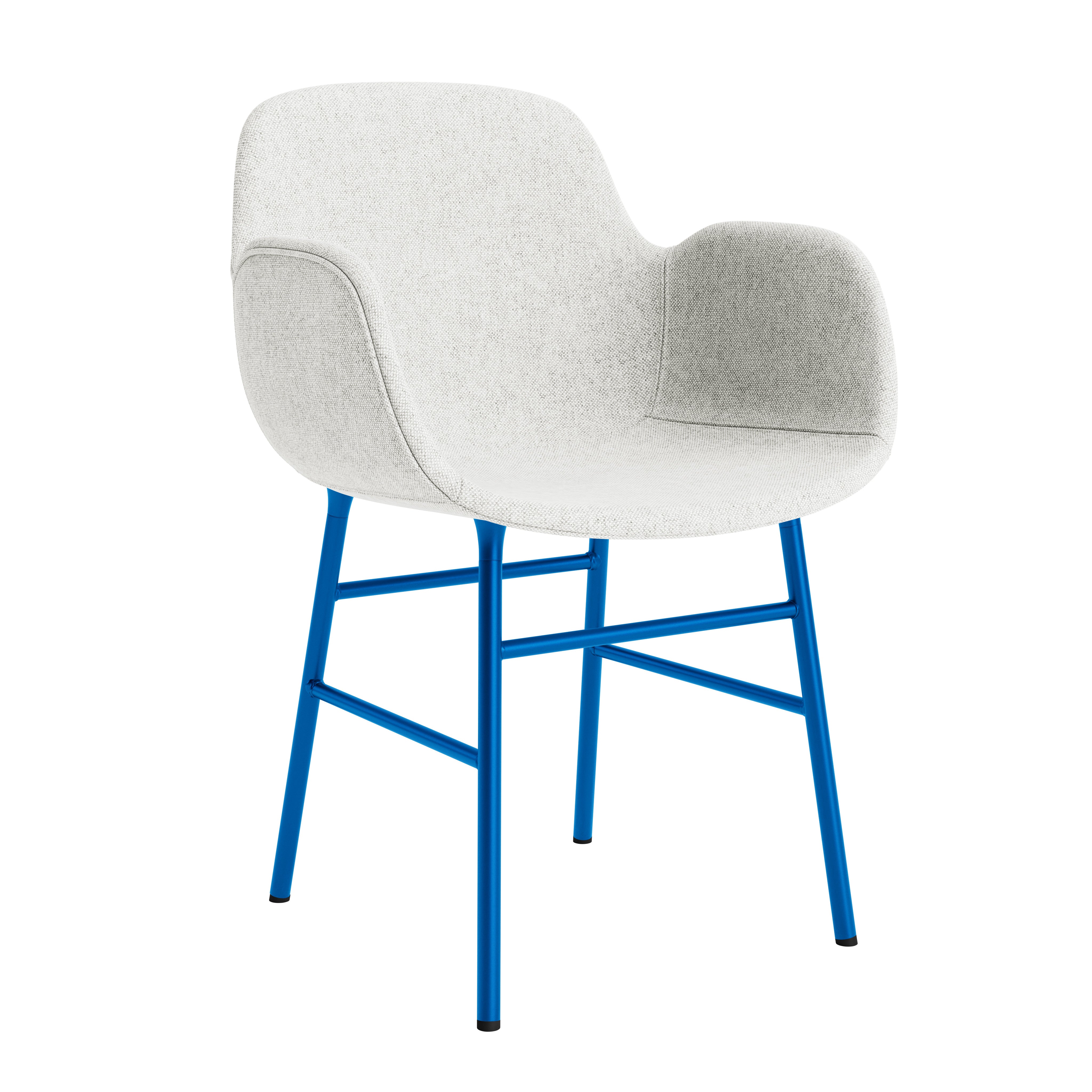 Krzesło tapicerowane z podłokietnikami FORM z niebieską podstawą – Normann Copenhagen