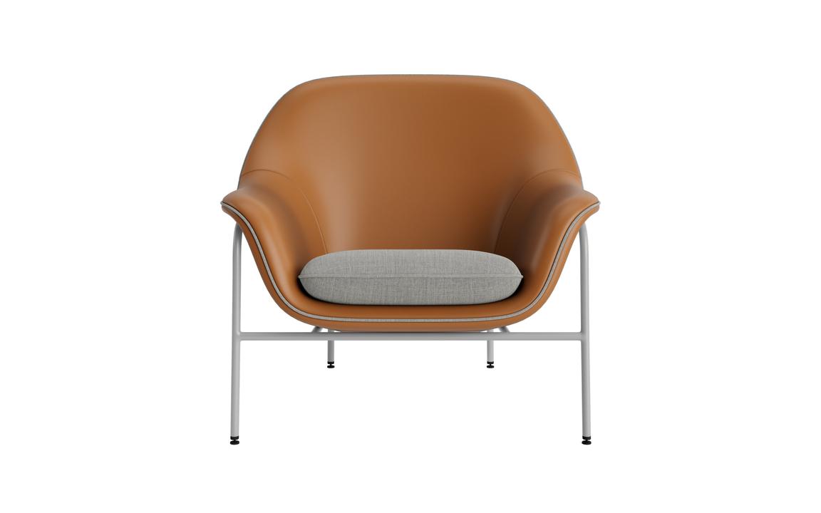 Drapieren niedriger Sessel mit einer grauen Metallbasis