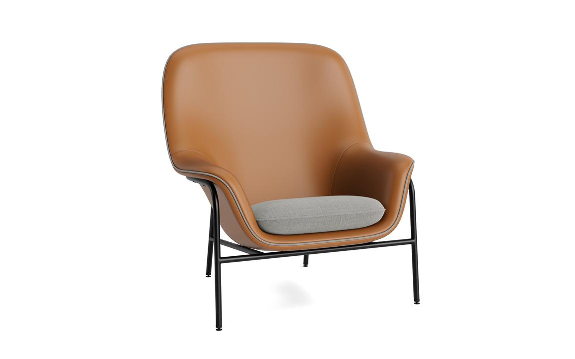 Fotel DRAPE HIGH z czarną metalową podstawą do salonu – styl nowoczesny