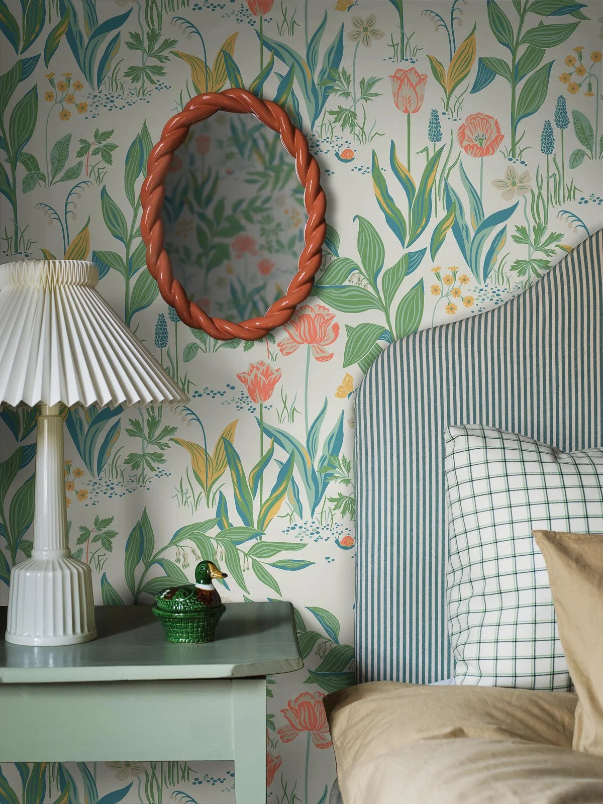 Behang met een plantenmotief van bloemen LENTE TUIN wit met groen