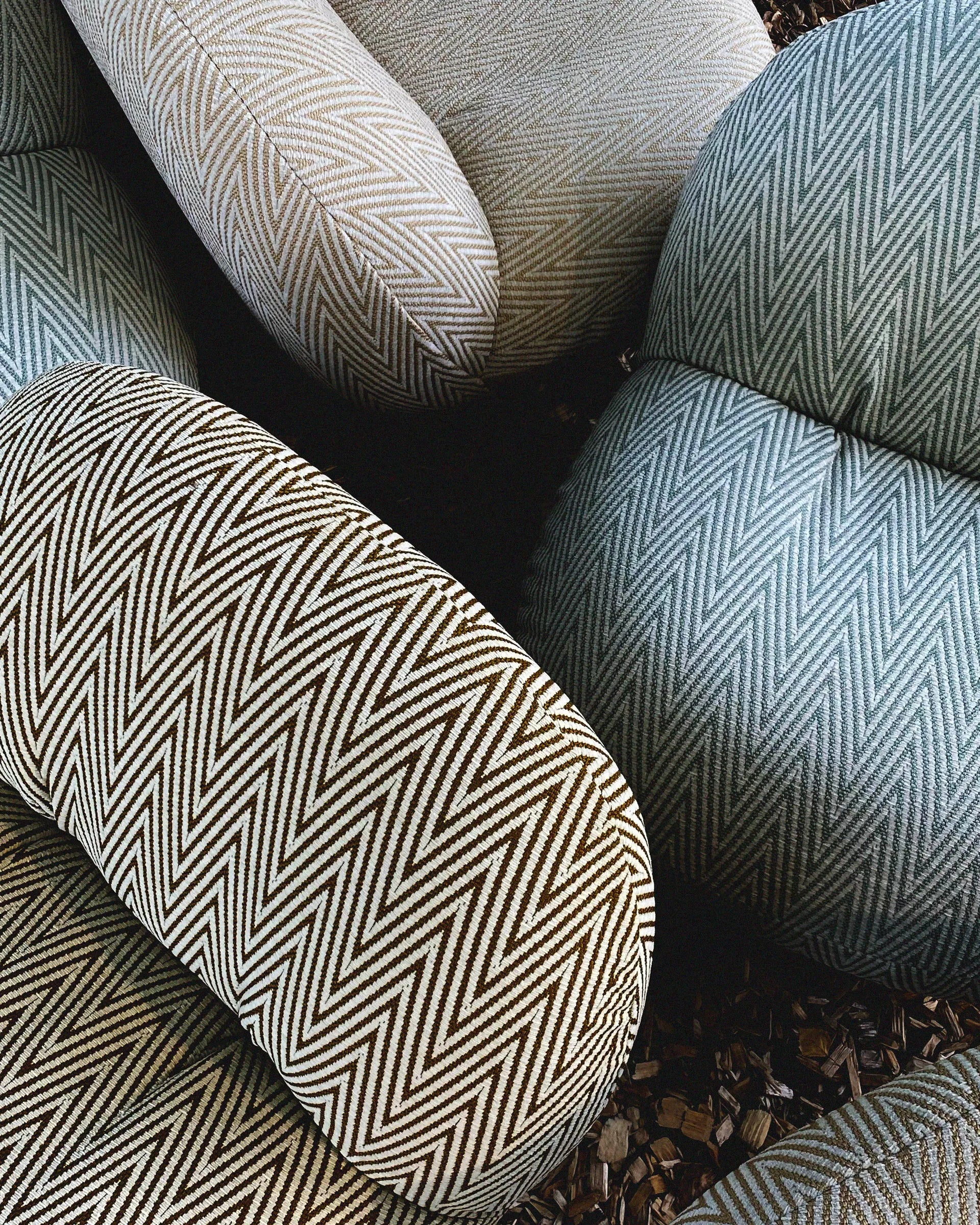 Außenstuhl mit Armlehnen PACHA gepolstert mit goldenem Fuß