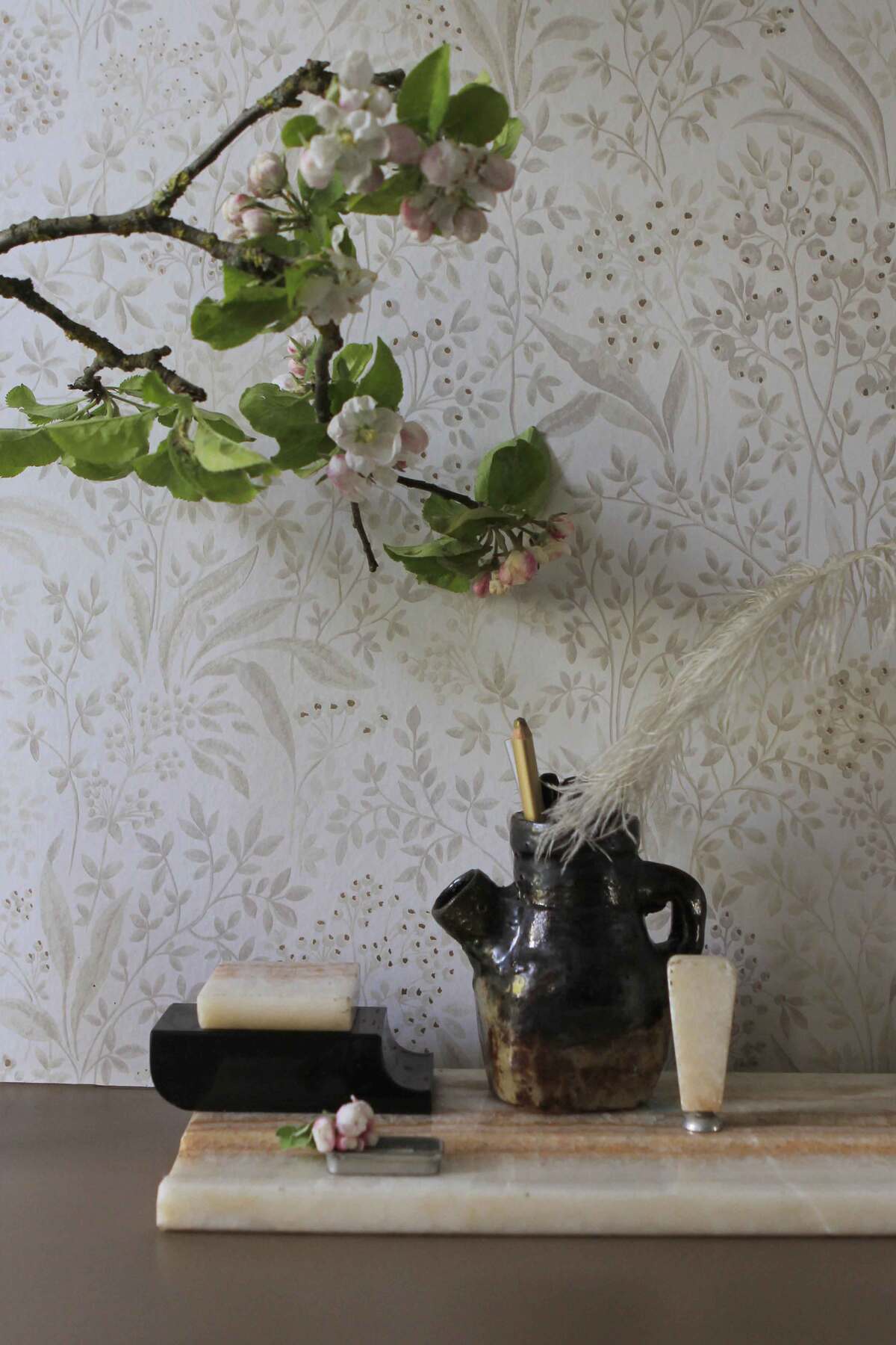 Non-woven paper wallpaper with a botanical pattern NOCTURNE broken white with beige