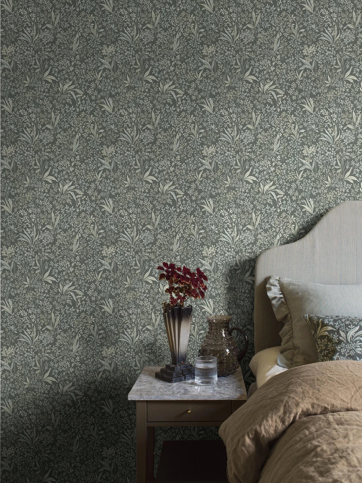 Non-woven paper wallpaper with a botanical pattern NOCTURNE green