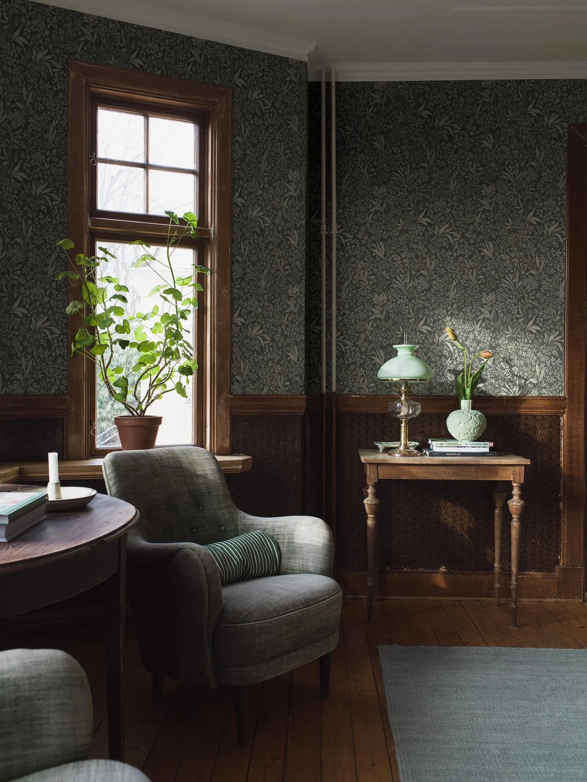 Non-woven paper wallpaper with a botanical pattern NOCTURNE green