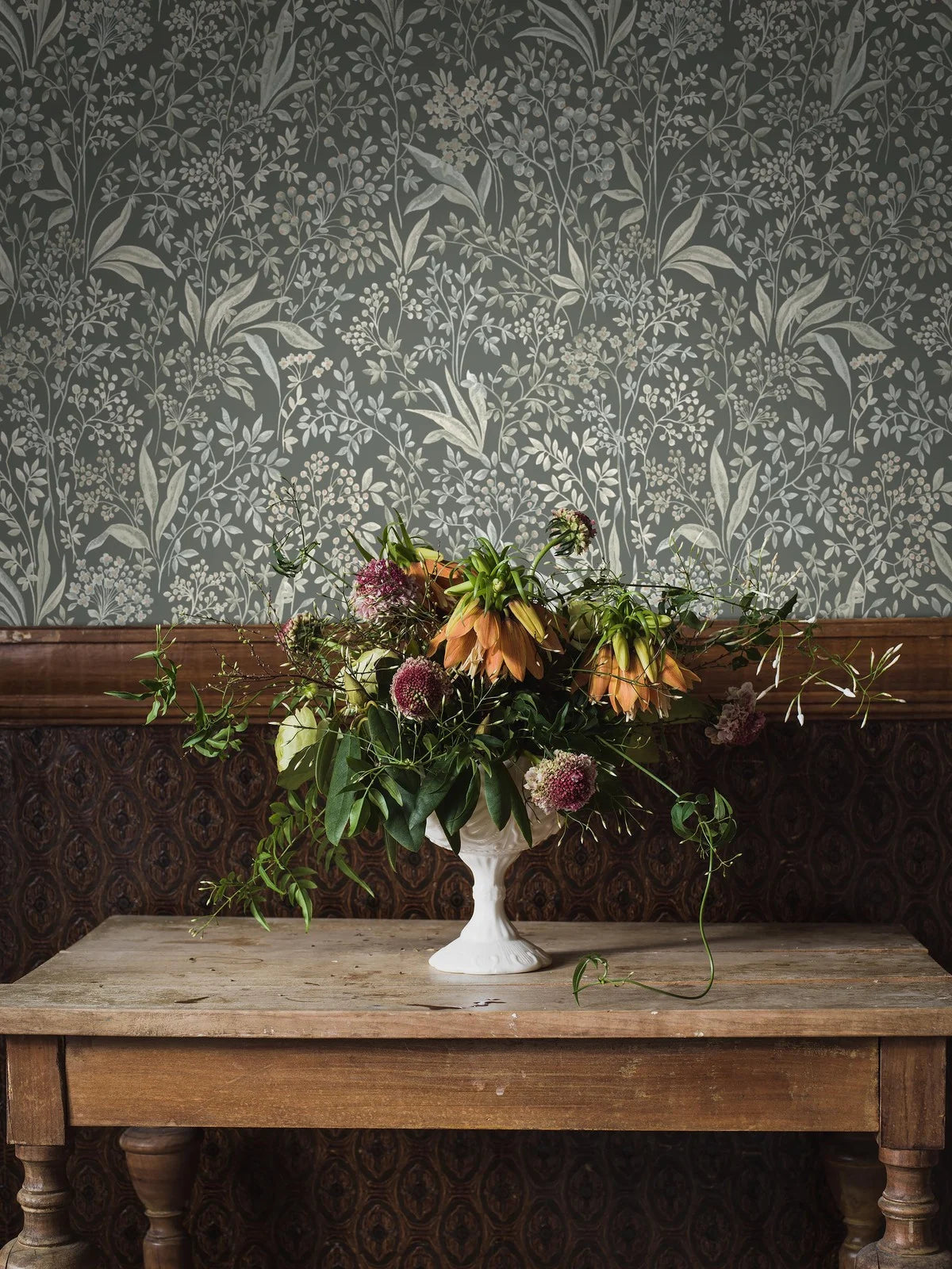 Non-woven paper wallpaper with a botanical pattern NOCTURNE green