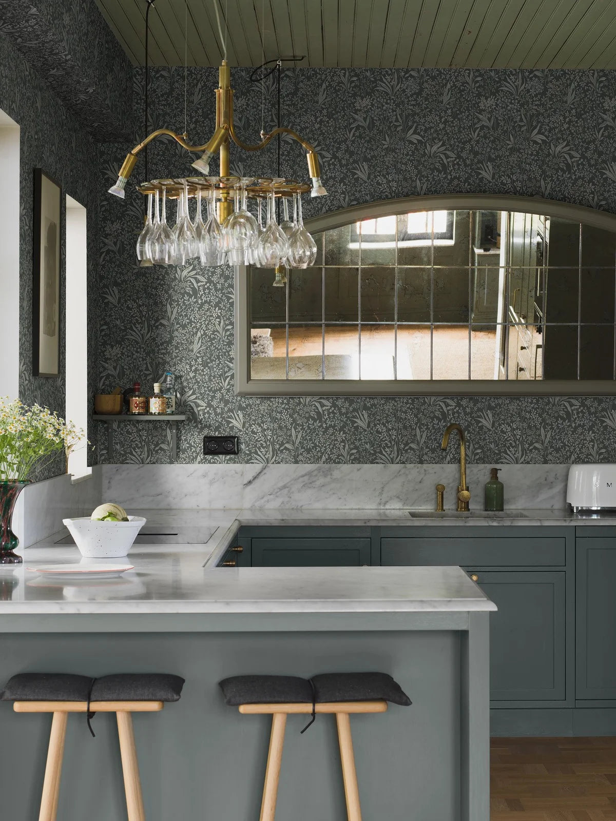 Non-woven paper wallpaper with a botanical pattern NOCTURNE green