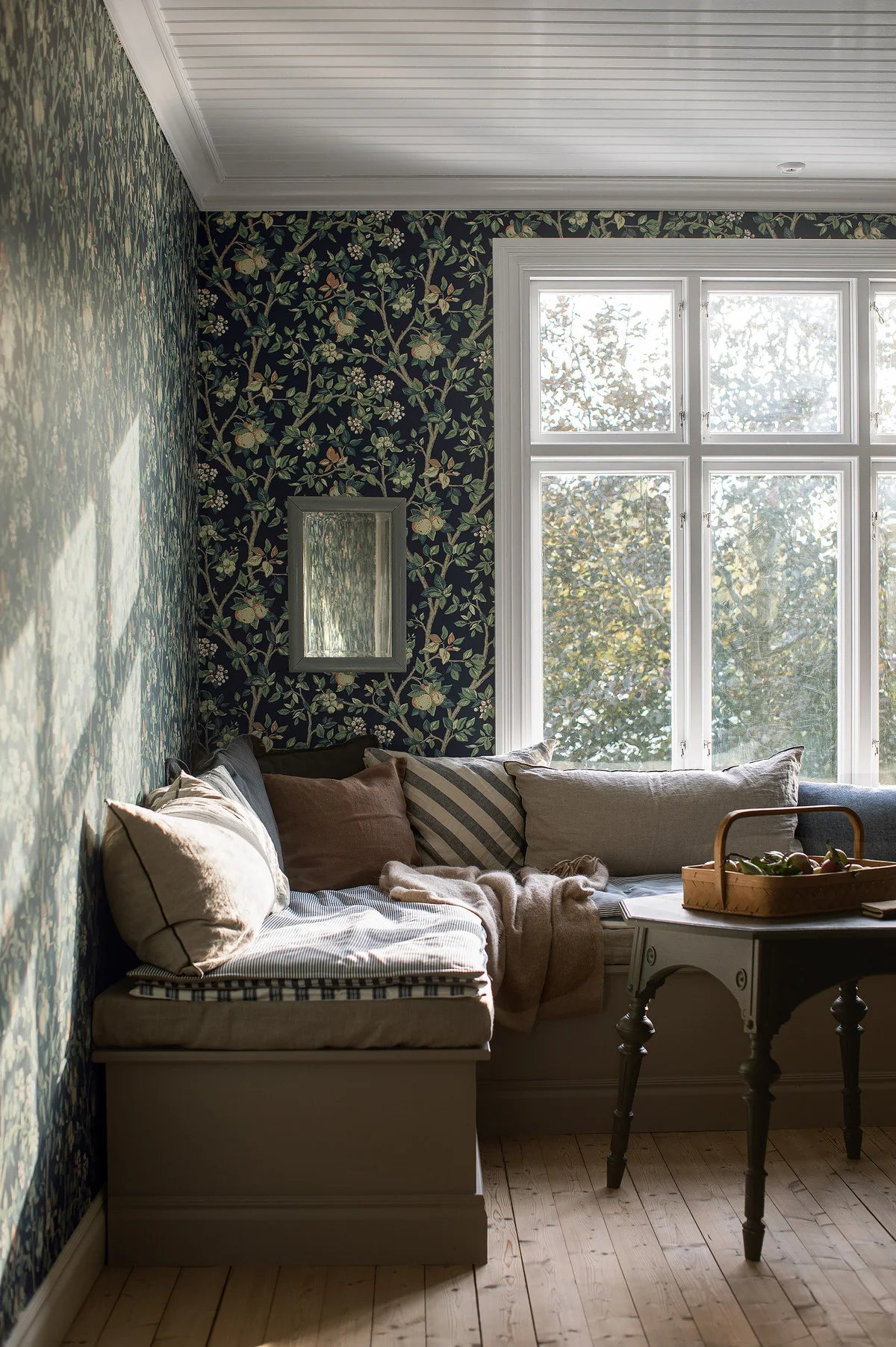 Behang met een plantenmotief van de fruitboom INGRID MARIE donkerblauw met groen