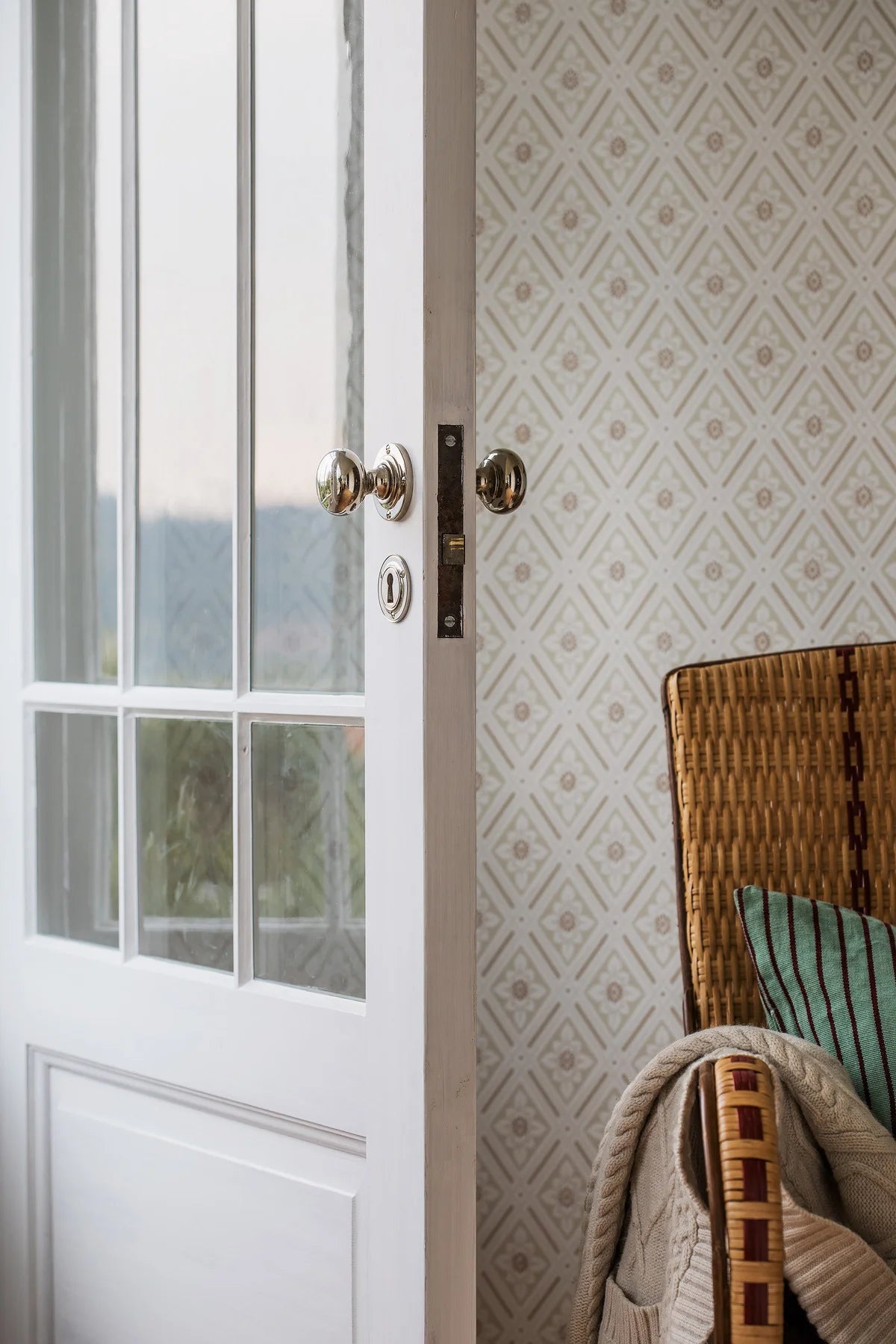 Vliesbehang met geometrisch patroon ESTER beige met goud