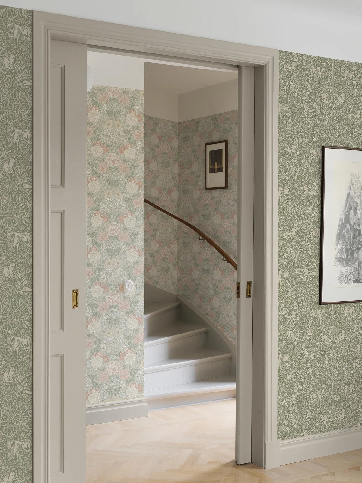 Vliesbehang met plantenpatroon DAHLIA GARDEN lichtgroen met wit en roze