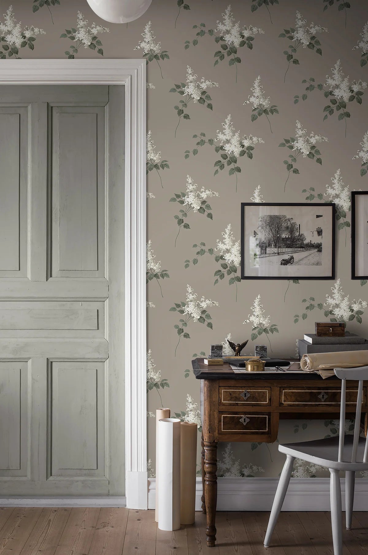 Behang met een bloemenpatroon LILACS bruin met wit