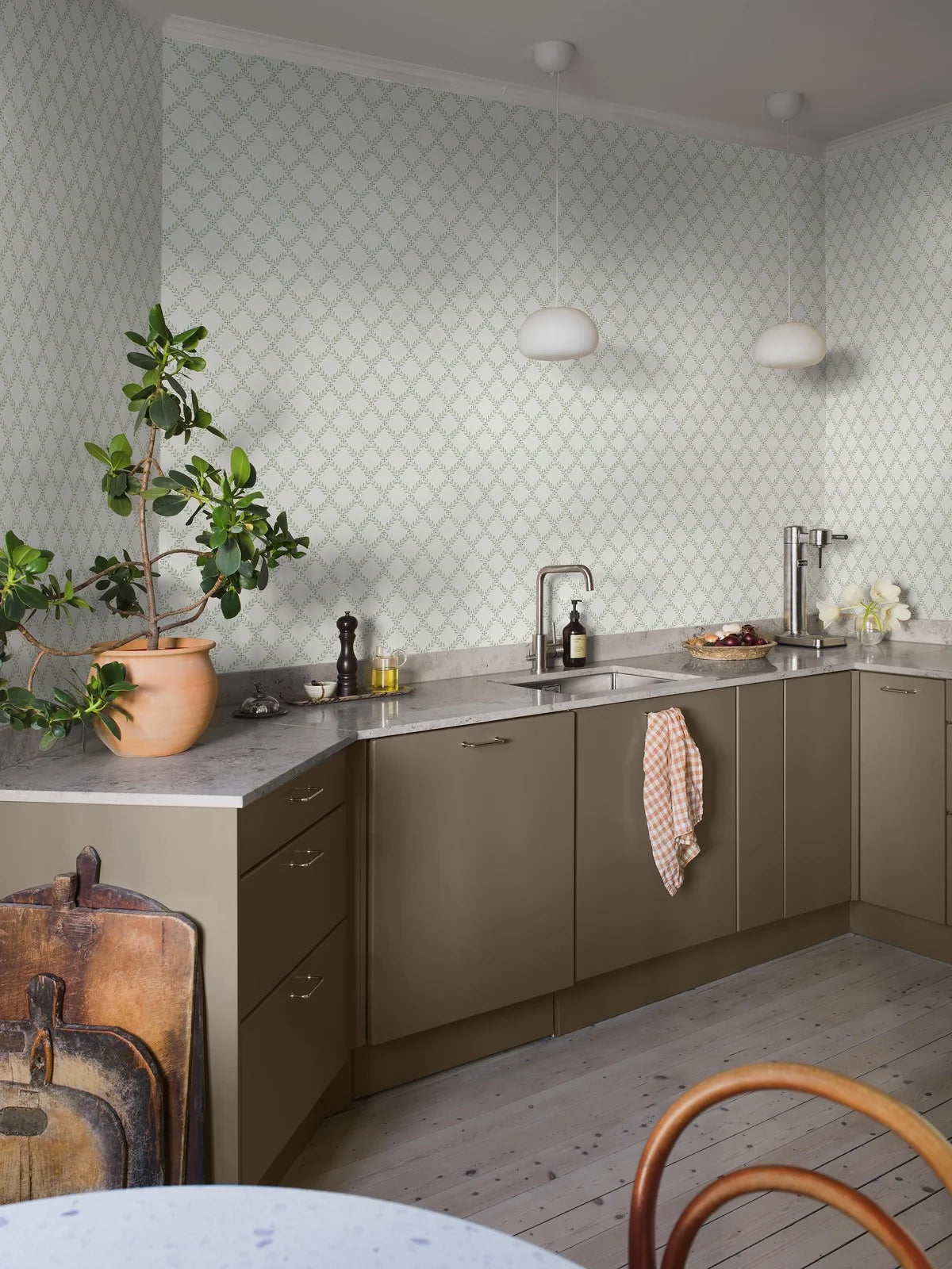 Behang met geometrisch plantaal bladpatroon TRELLIS LEAVES wit met groen