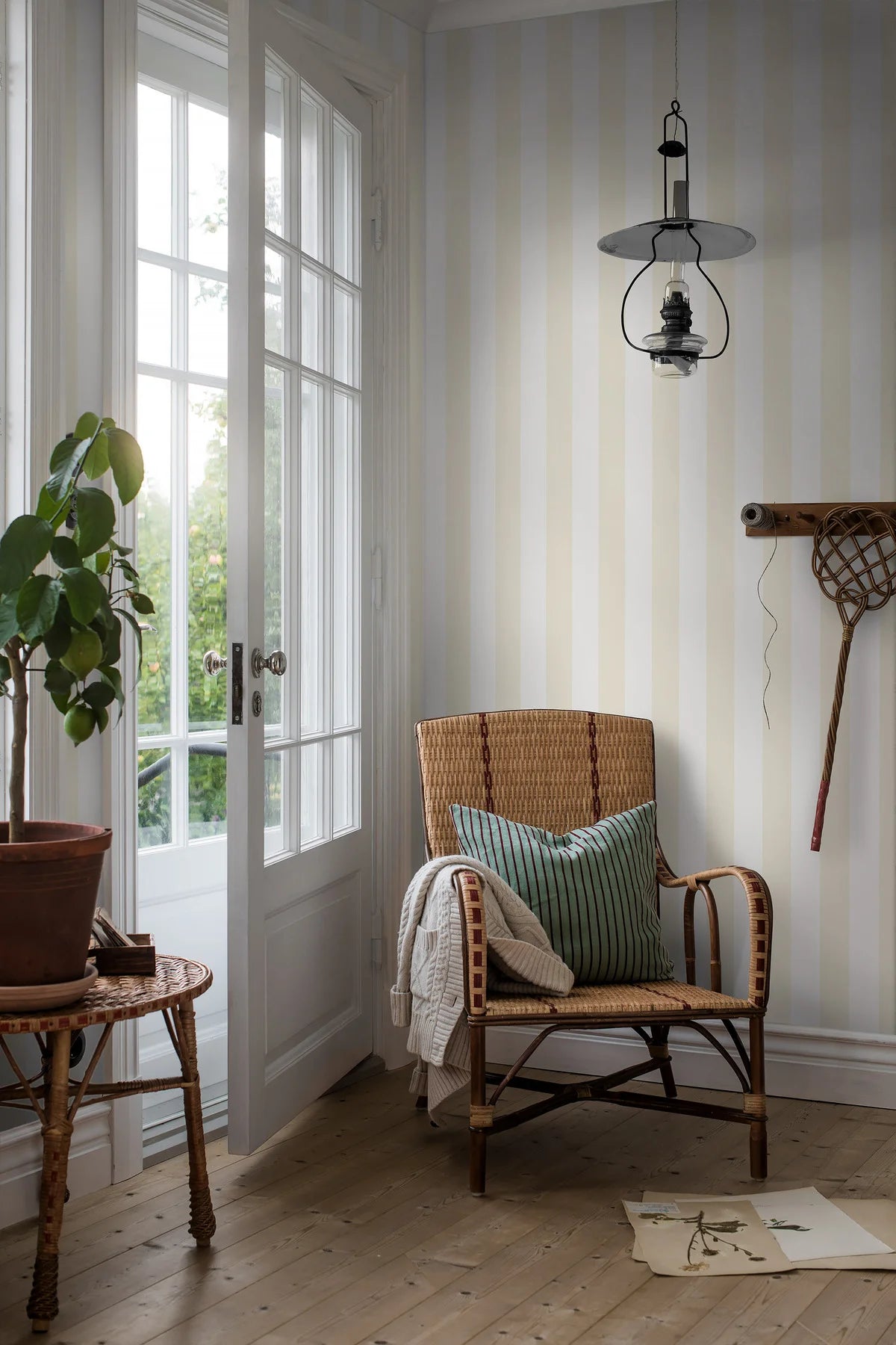 Vliesbehang papier in strepen FALSTERBO STRIPE wit met lichtbeige