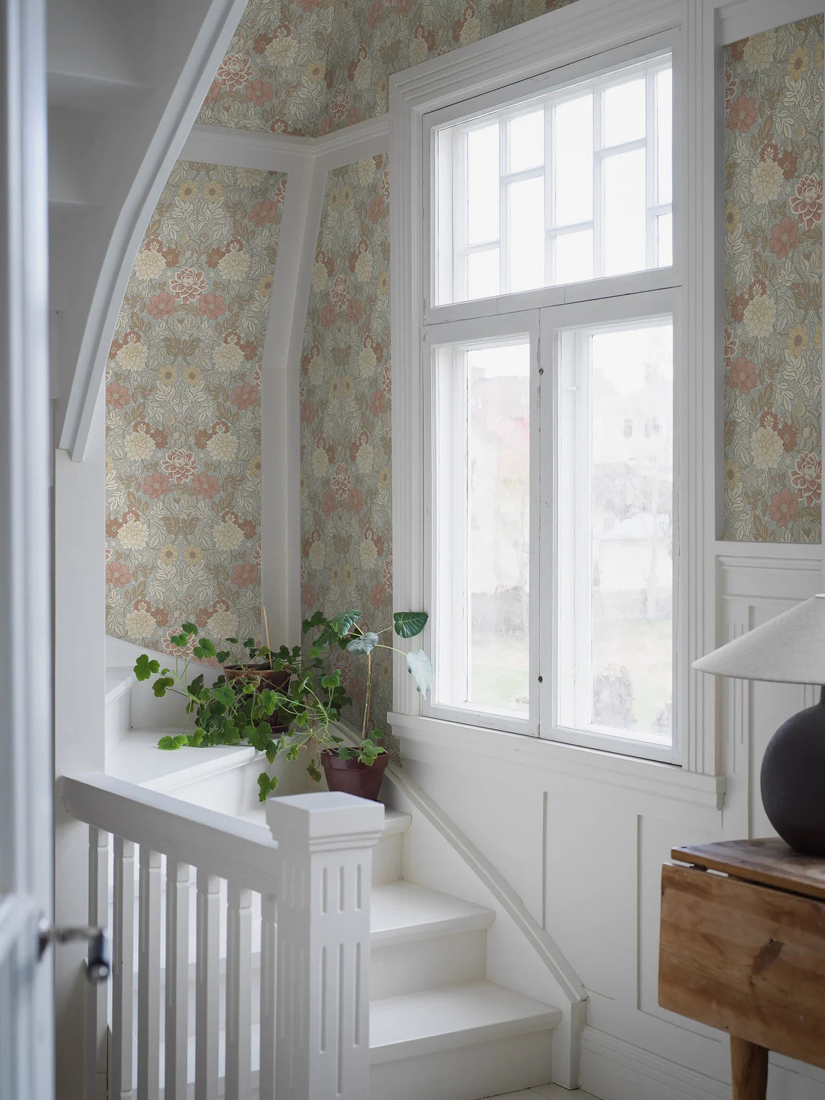 Vliesbehang van papier met een plantaardig patroon DAHLIA GARDEN lichtblauw met beige