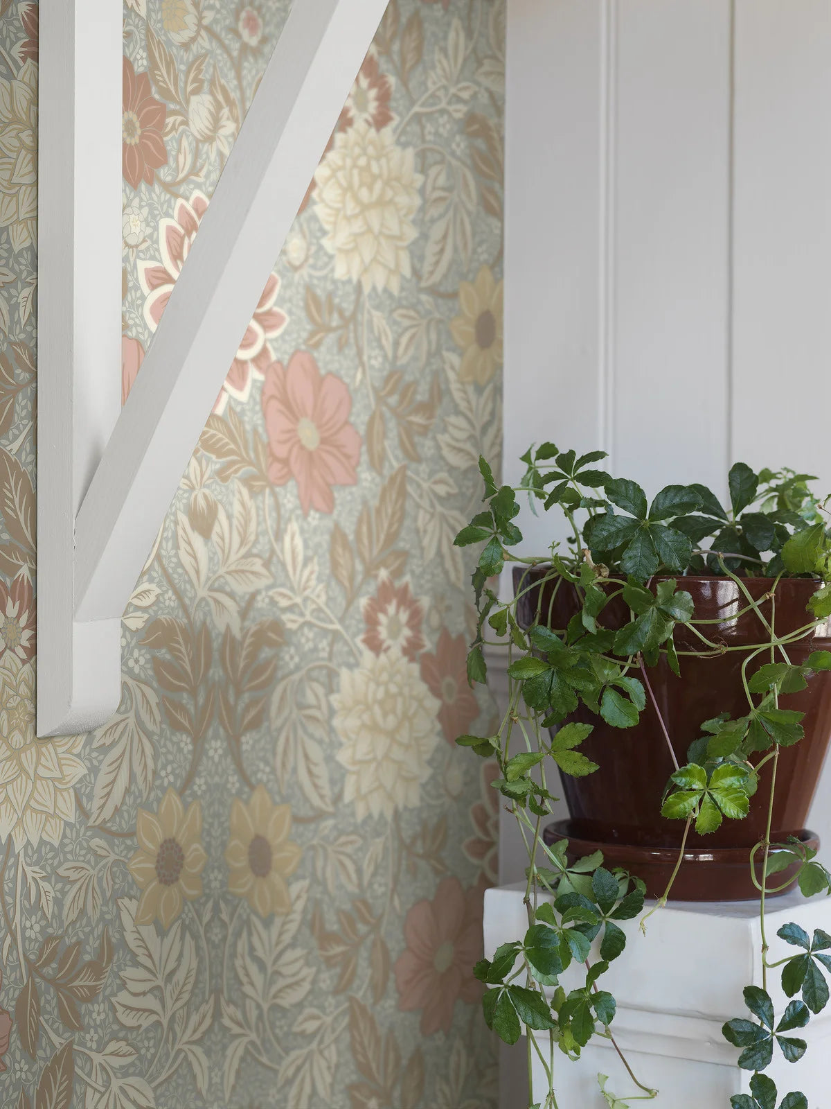 Vliesbehang van papier met een plantaardig patroon DAHLIA GARDEN lichtblauw met beige