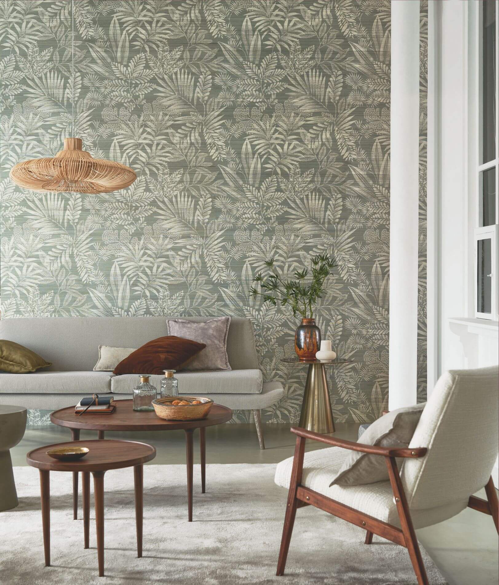 Structuurtapijt van sisal met een plantmotief van bladeren MANDRARE - BLEU GRISE grijs met wit