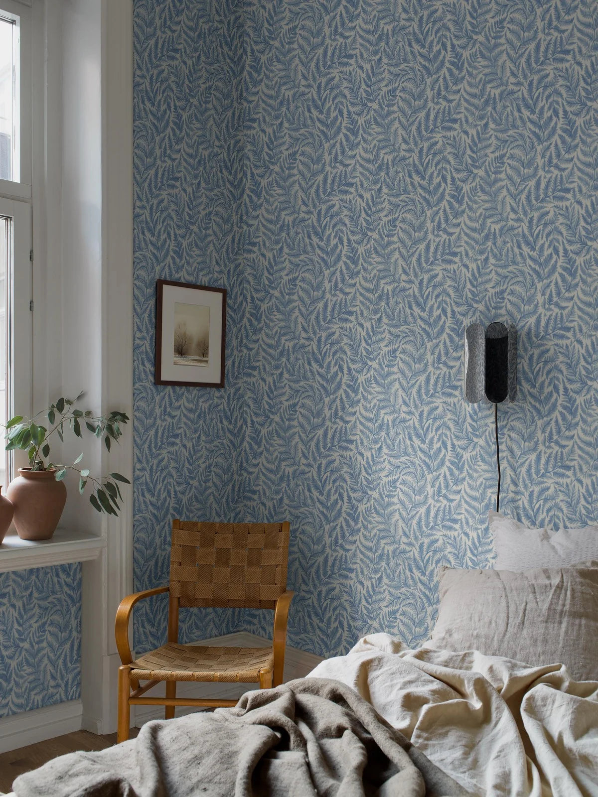 Vliesbehang van papier met een plantenpatroon VAREN lichtblauw met wit