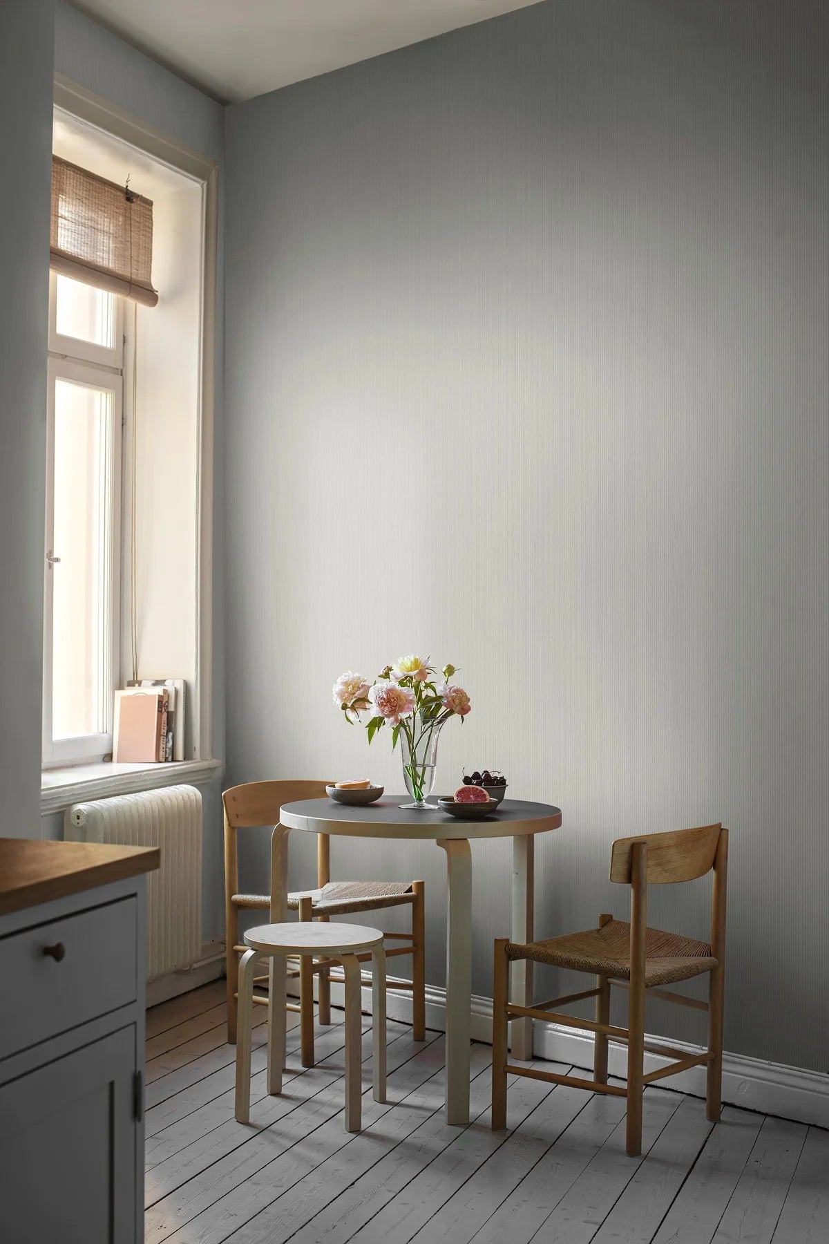 Structuurtapijt dat linnen imiteert in gestreept POLKA STRIPE blauw met beige