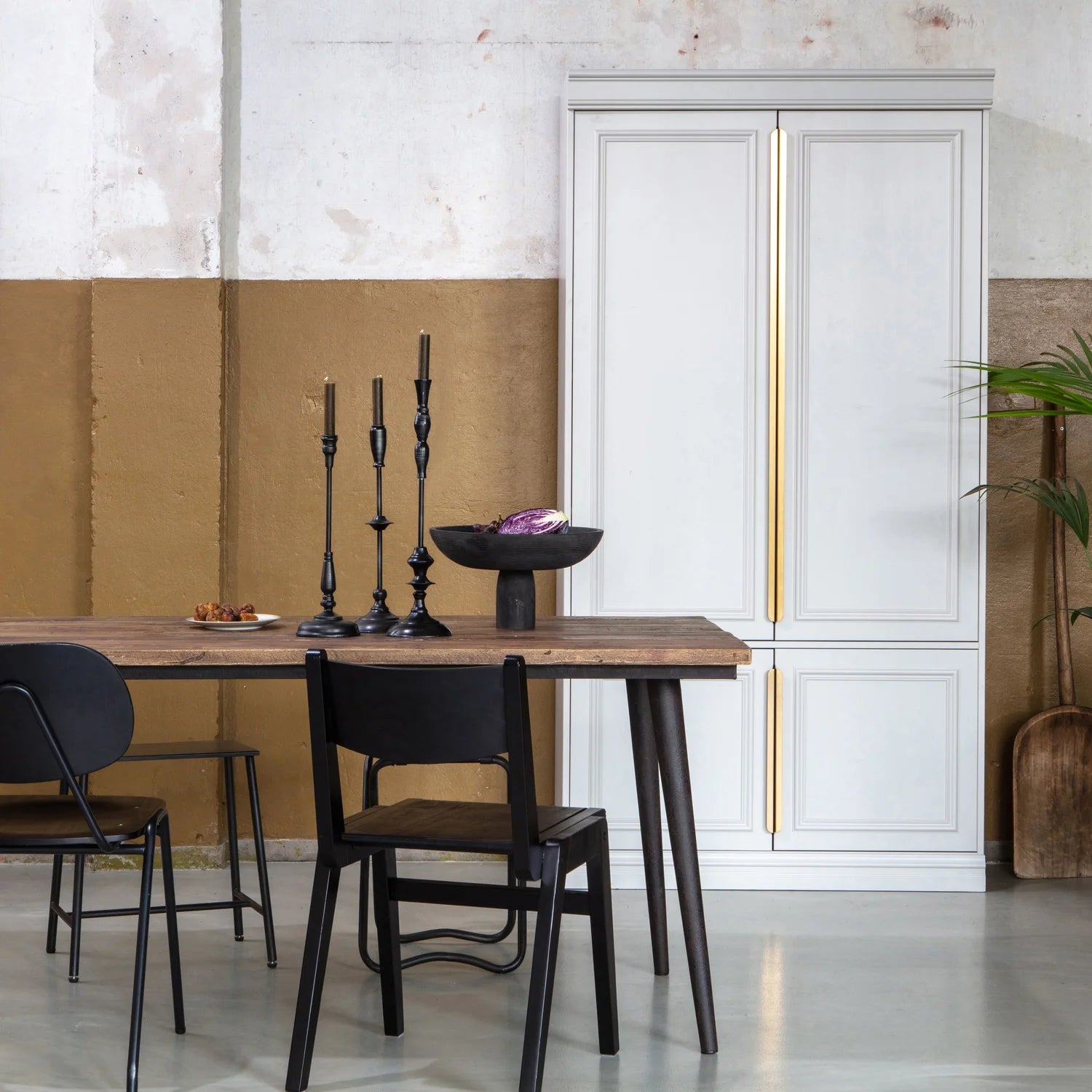 Tischgilde Holz mit einer schwarzen Metallbasis