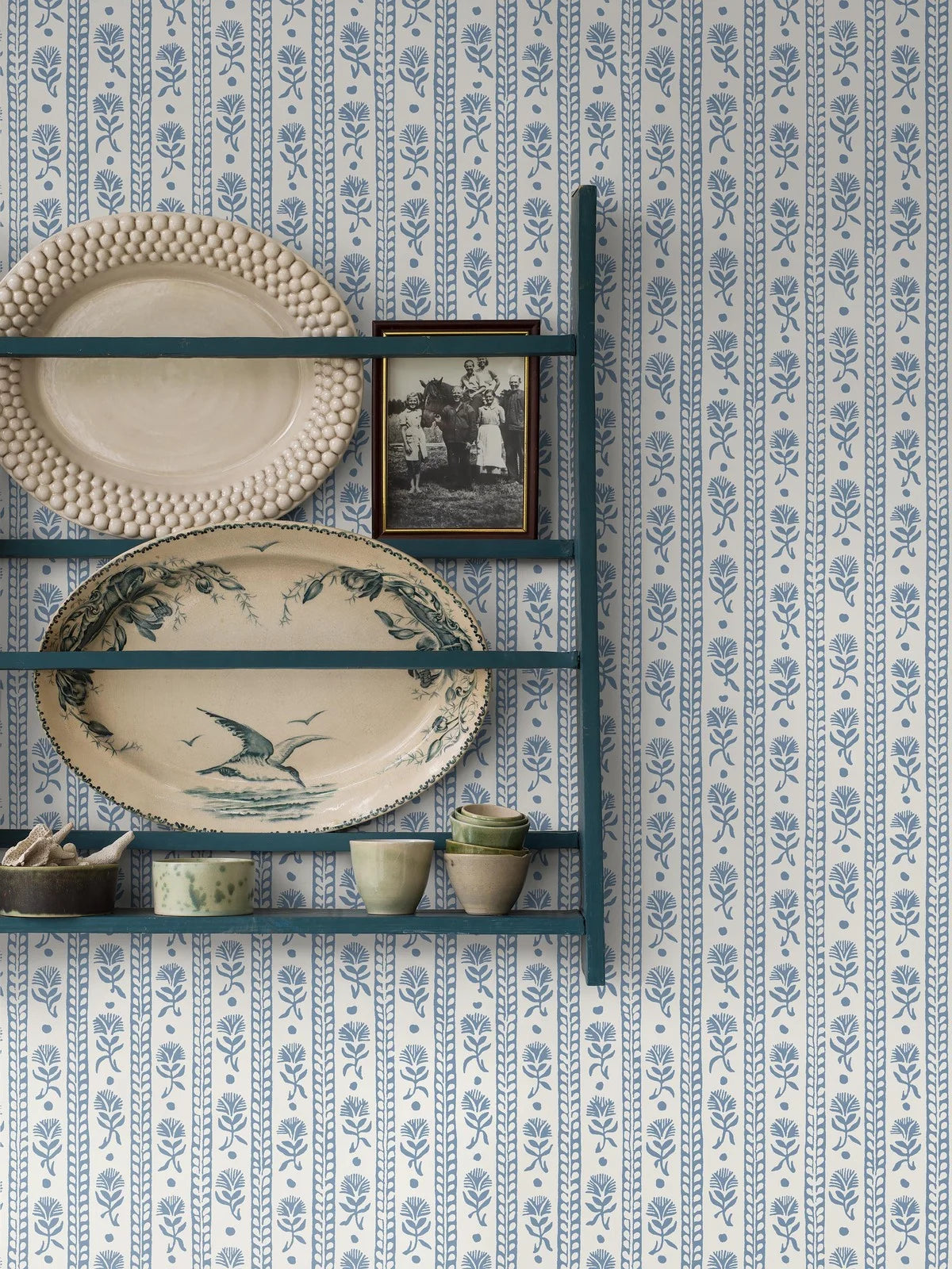 Vliesbehang met plantaal patroon NEJKILERAND blauw met wit