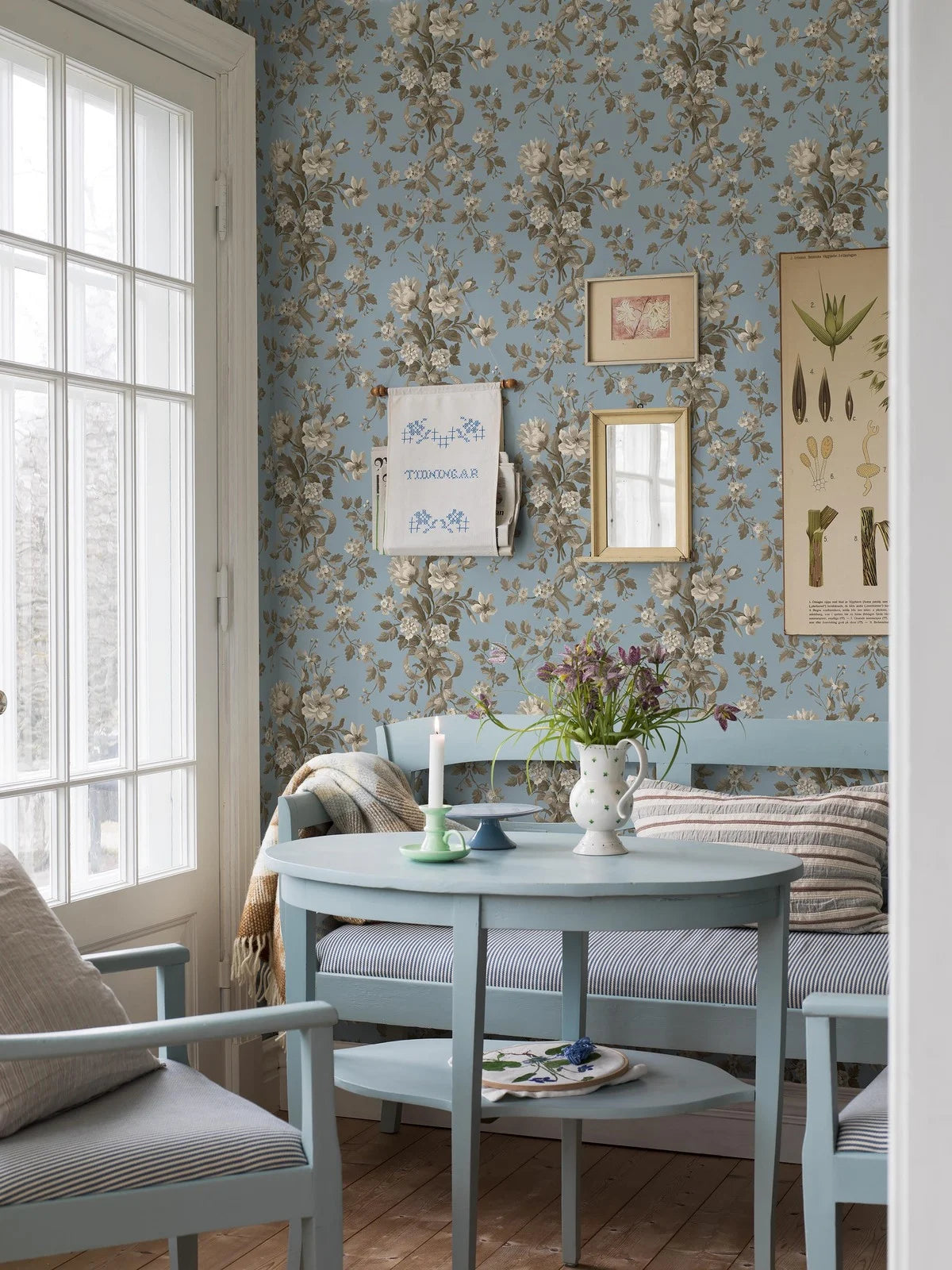 Non-woven paper wallpaper with a botanical pattern TULLGARN blue with green