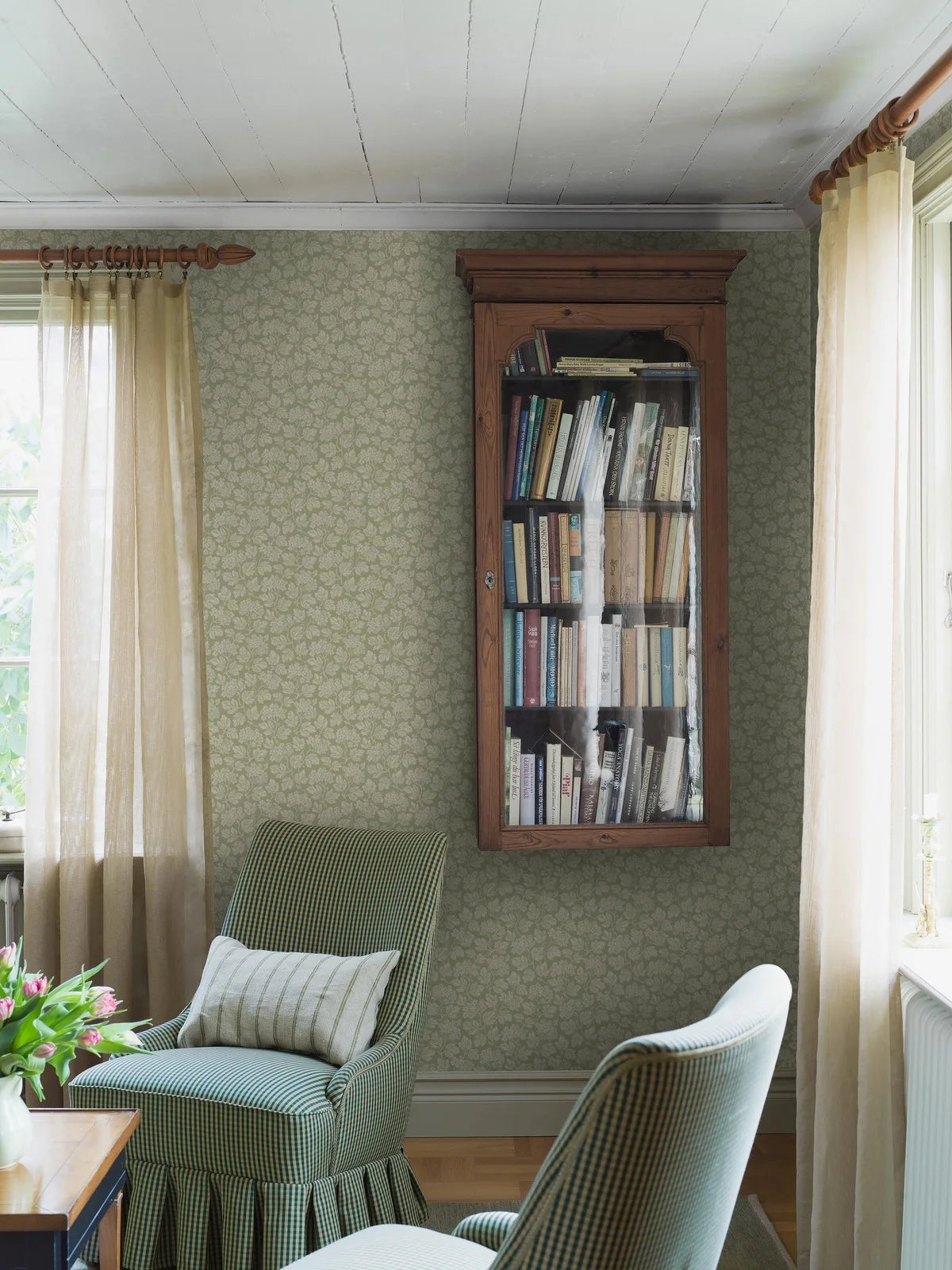 Vliesbehang van papier met plantaal patroon HAGTORN groen