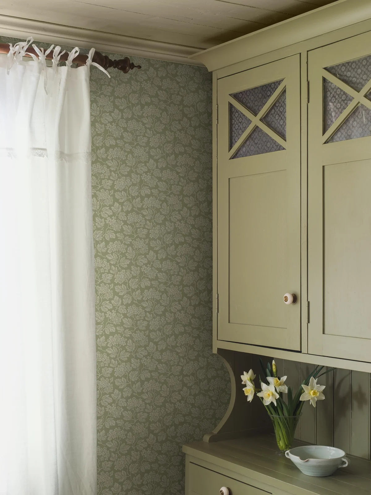 Vliesbehang van papier met plantaal patroon HAGTORN groen