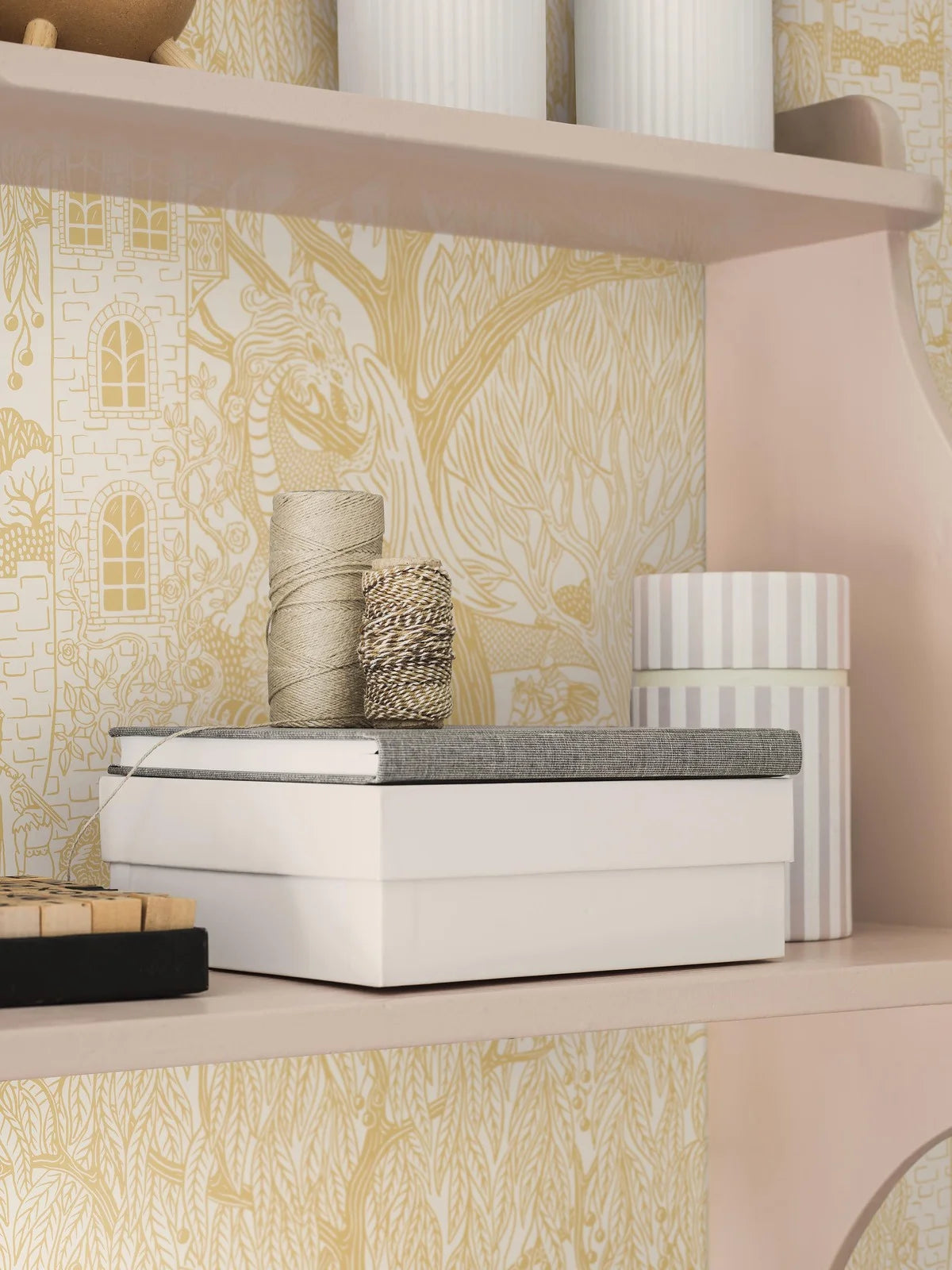 Kinderbehang met een sprookjesmotief KONINKRIJK VAN DE WILLEN geel