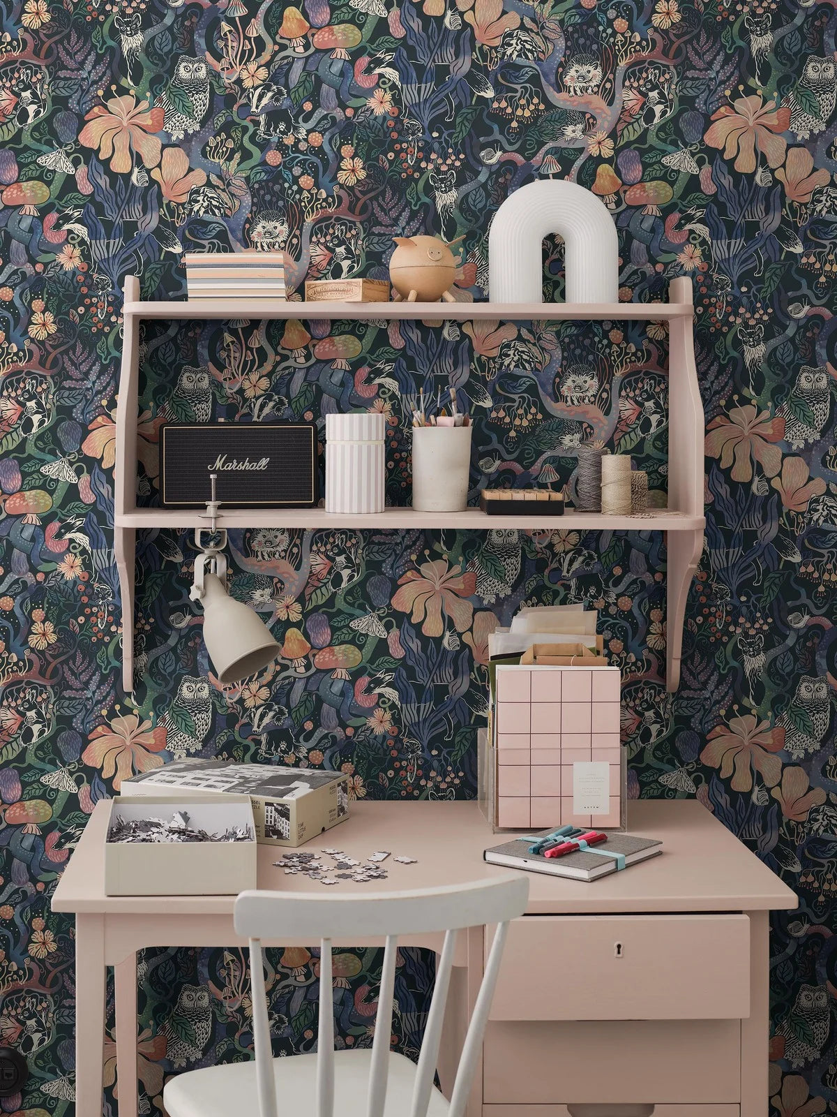 Kinderbehang met het thema van het sprookjesachtige bos MAGIC WOODS blauw met roze