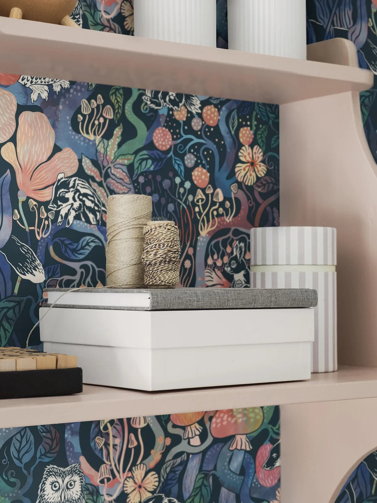 Kinderbehang met het thema van het sprookjesachtige bos MAGIC WOODS blauw met roze