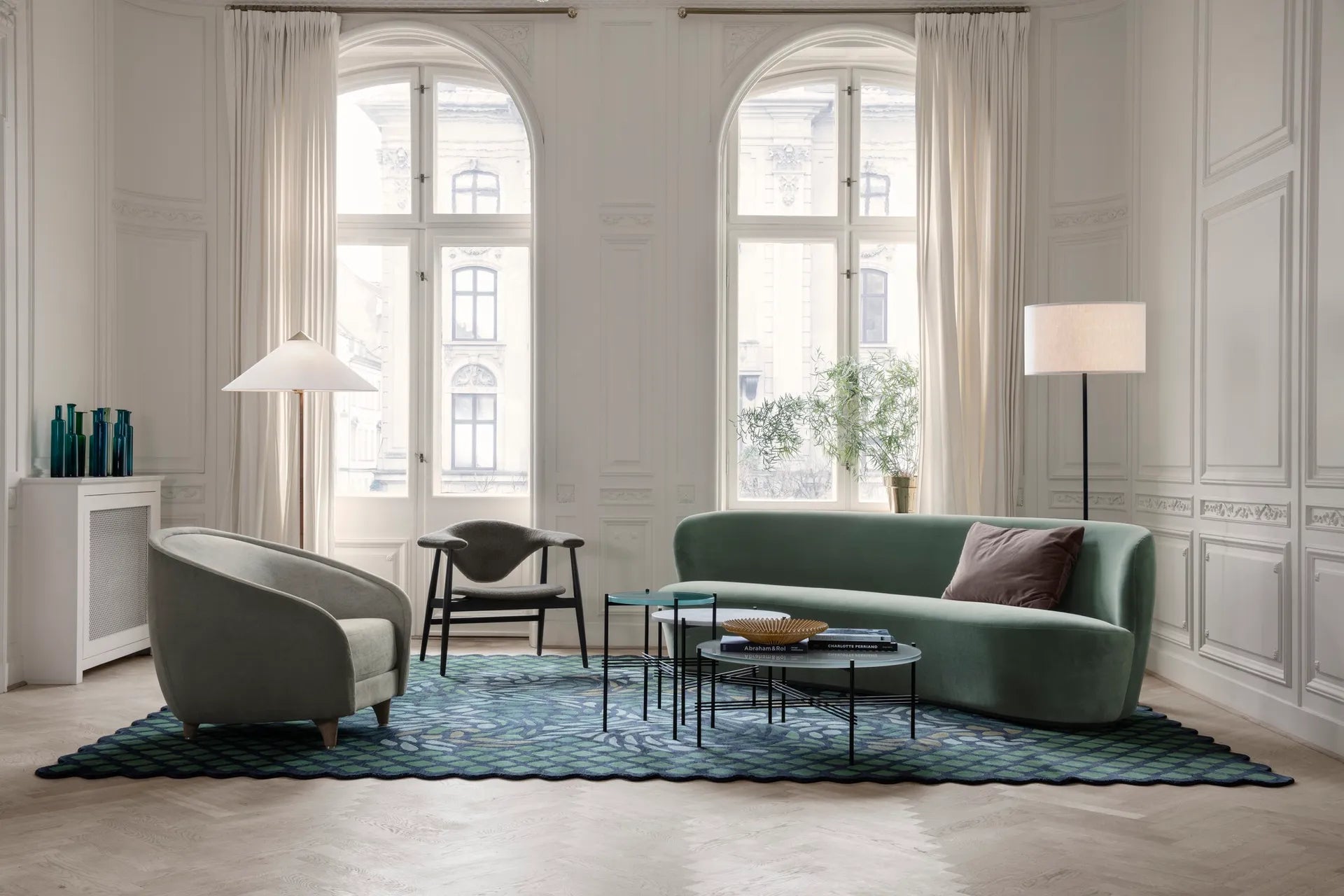 Fauteuil MASCULO gestoffeerd met een notenhouten basis