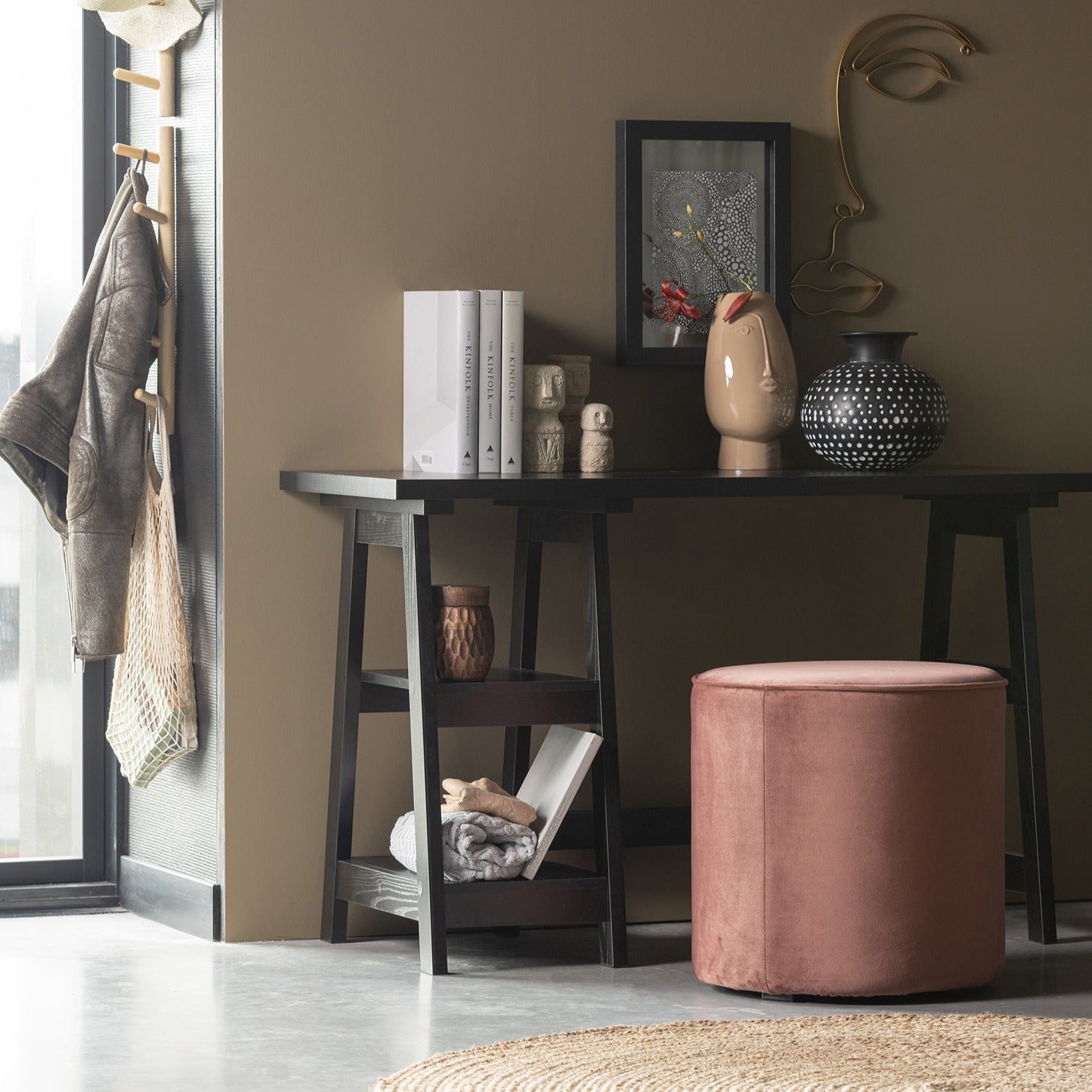 Puf aksamitny SARA różowy Woood Eye on Design