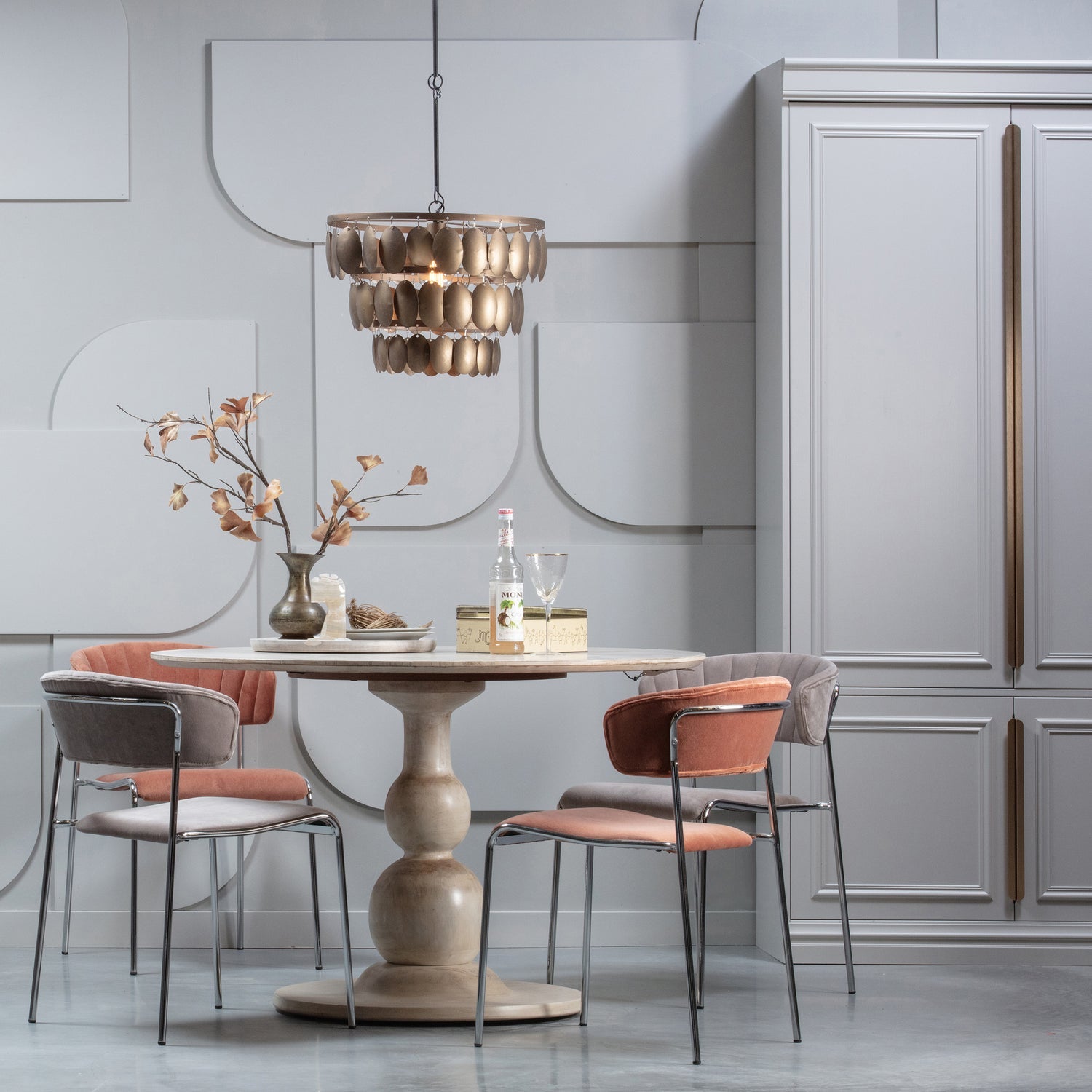 Kast met stang ORGANIZE lichtgrijs met antiek goud