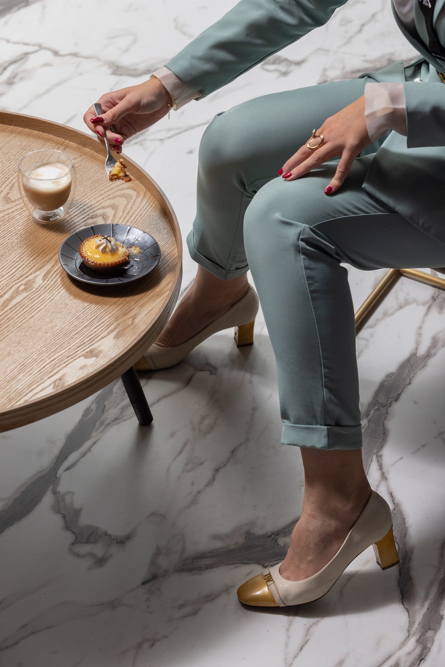 Stolik boczny MESA drewniany z czarną podstawą Woood Eye on Design