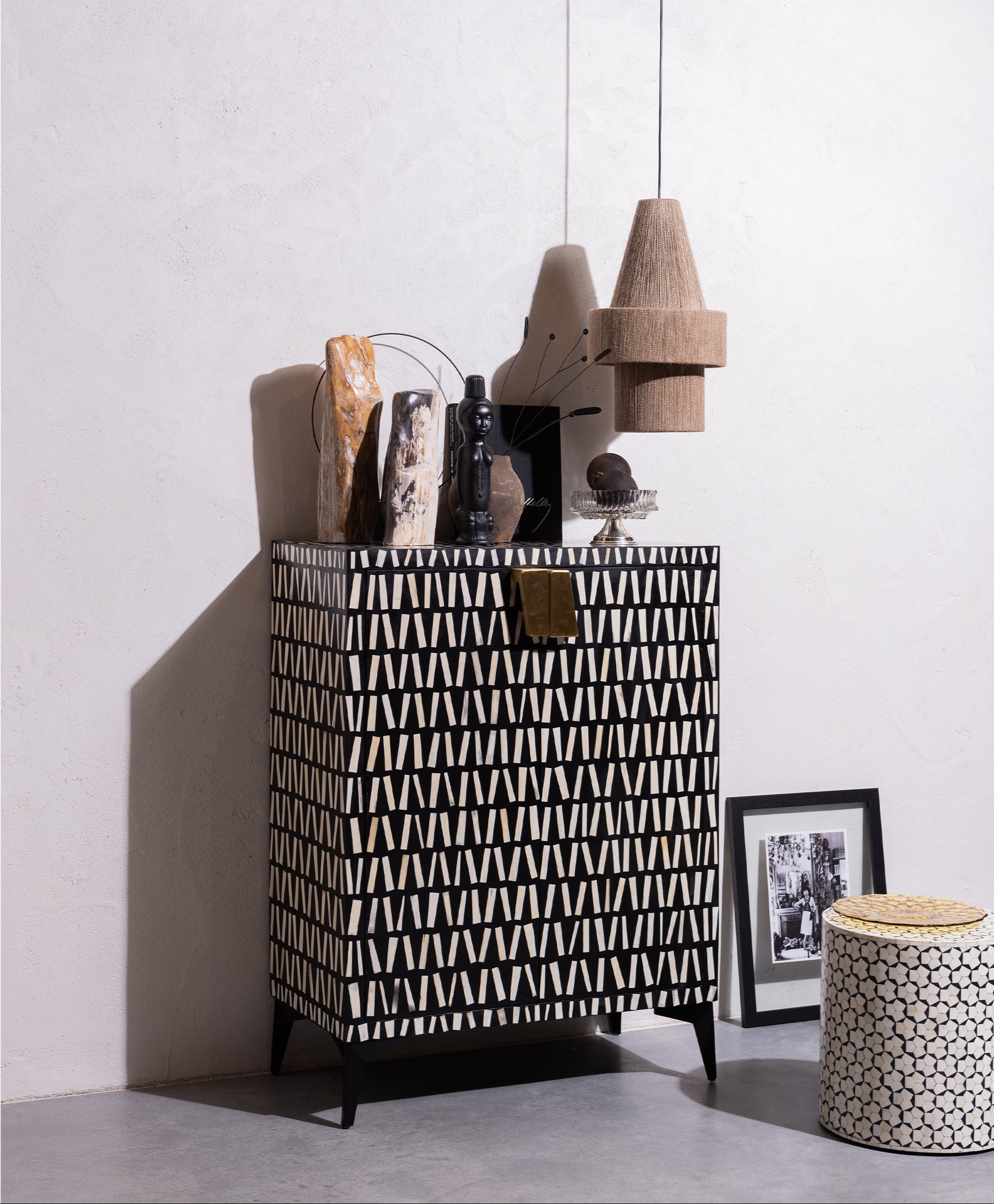 Neva weißer Tisch mit Schwarz