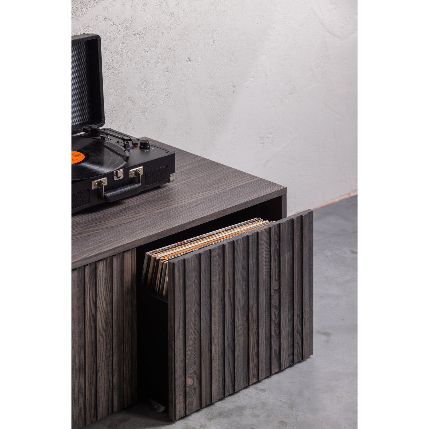 GRAVURE bank met lades in grijsbruin essenhoutfineer