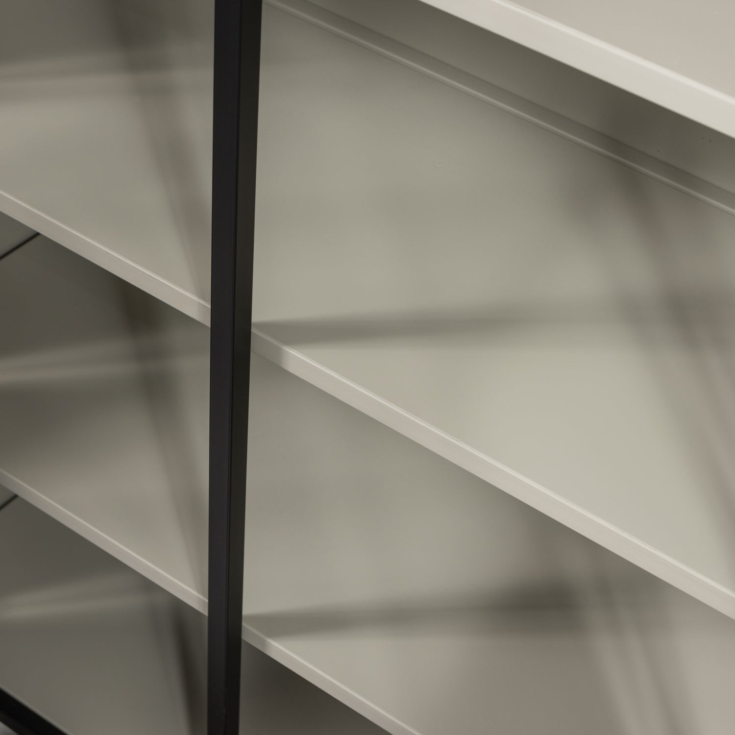 Zwarte 3-deurs vitrinekast EXHIBIT