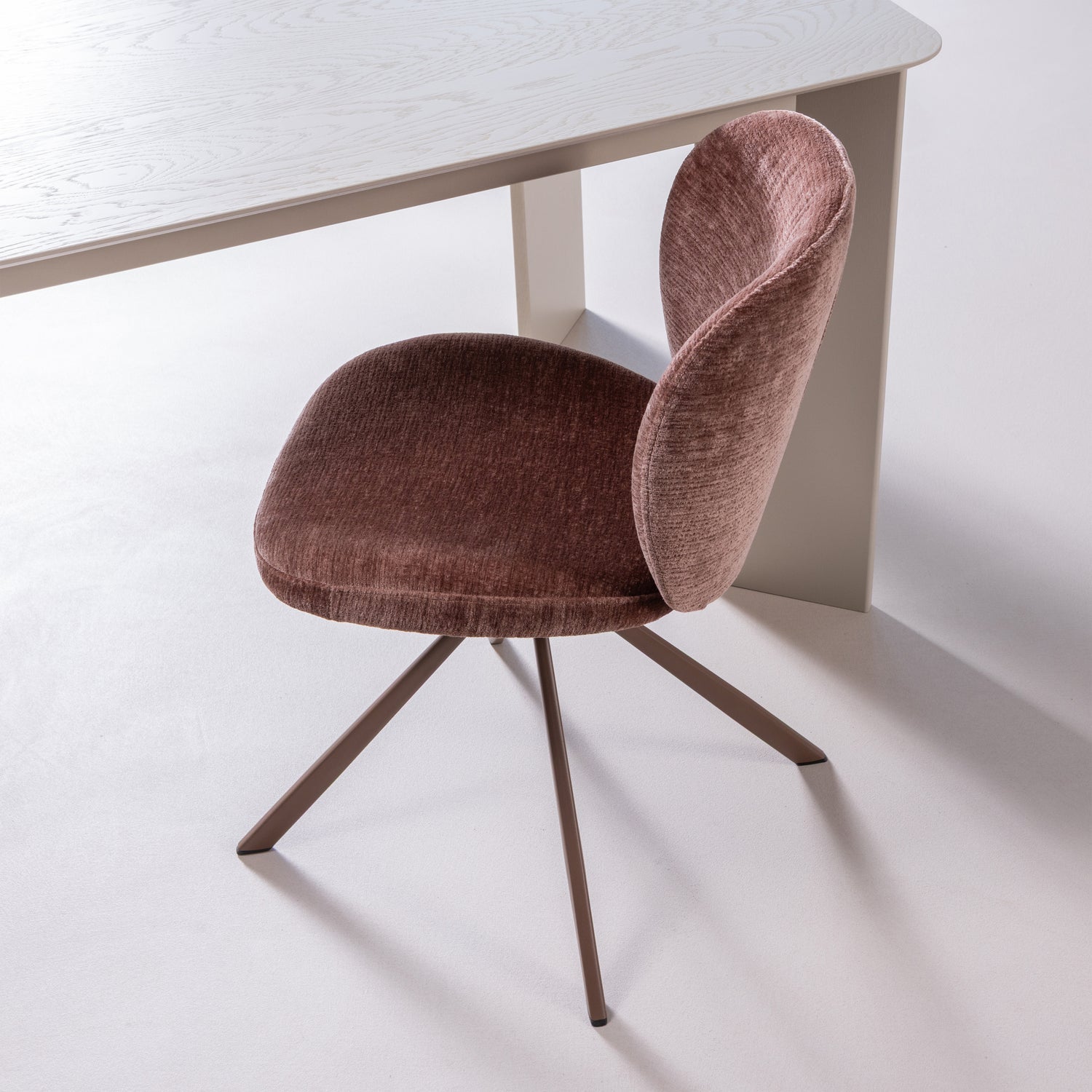 Draaistoel FEMKE bruin chenille
