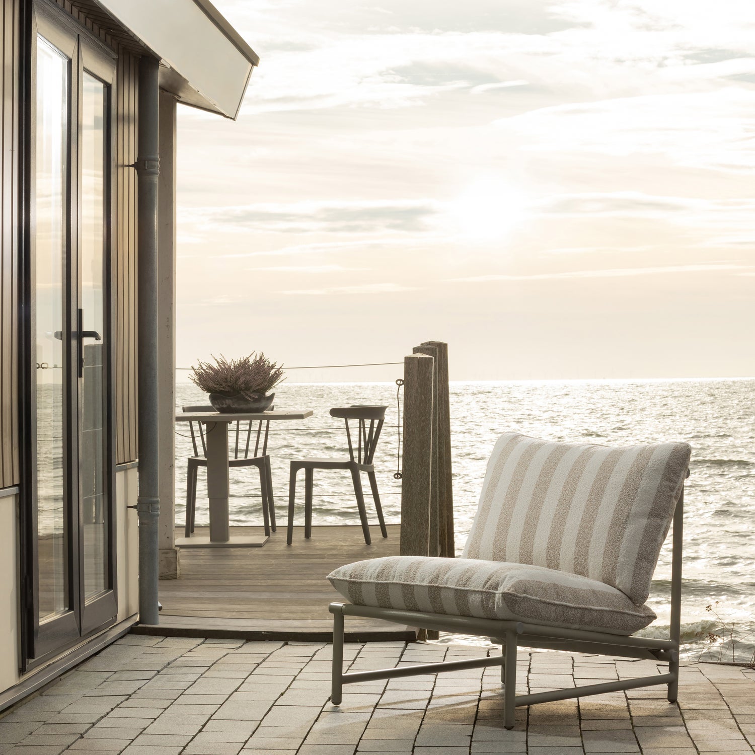 Tuinstoel ELVO wit met zandkleurige kussen