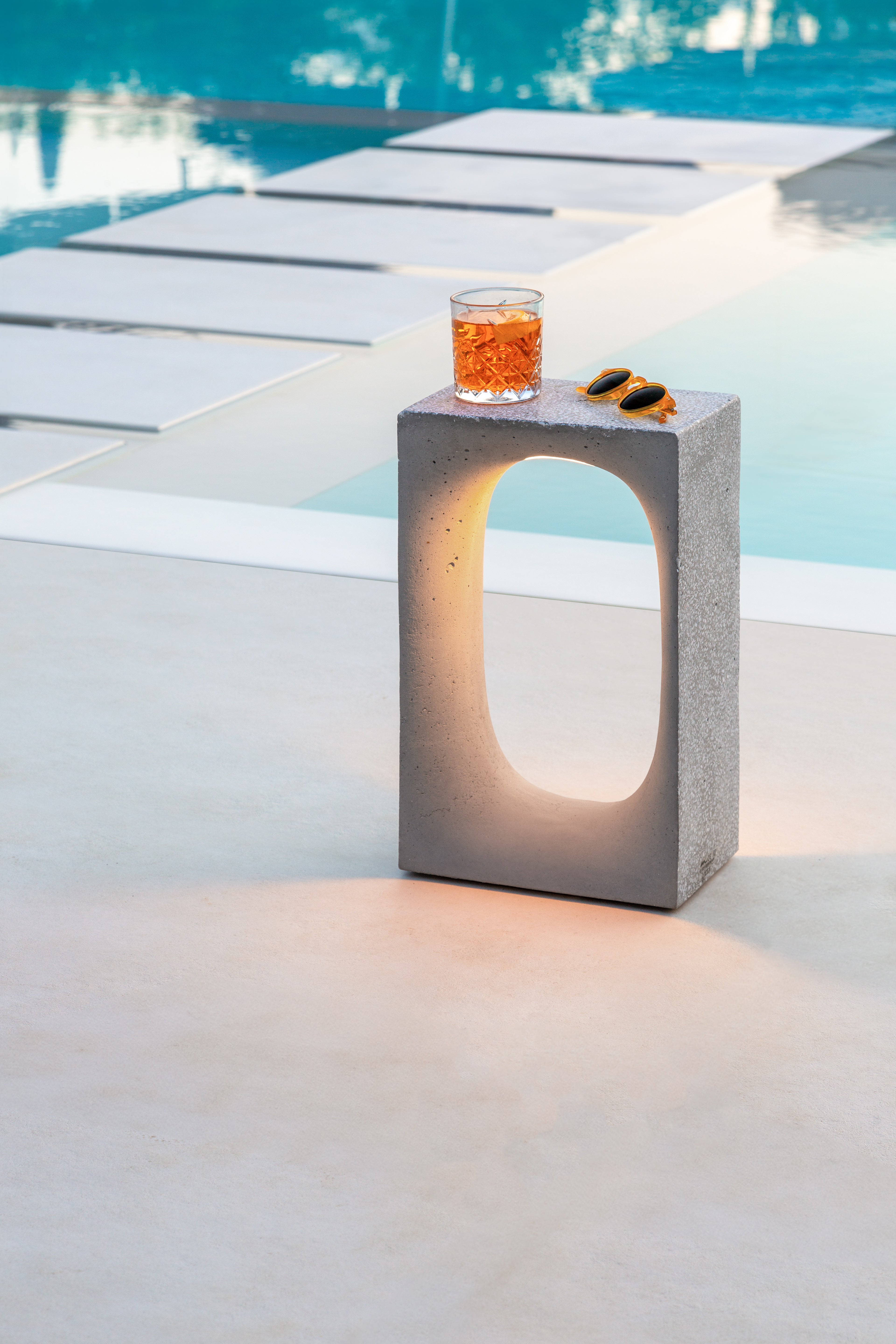 Buitenlamp JAN grijs beton met marmer