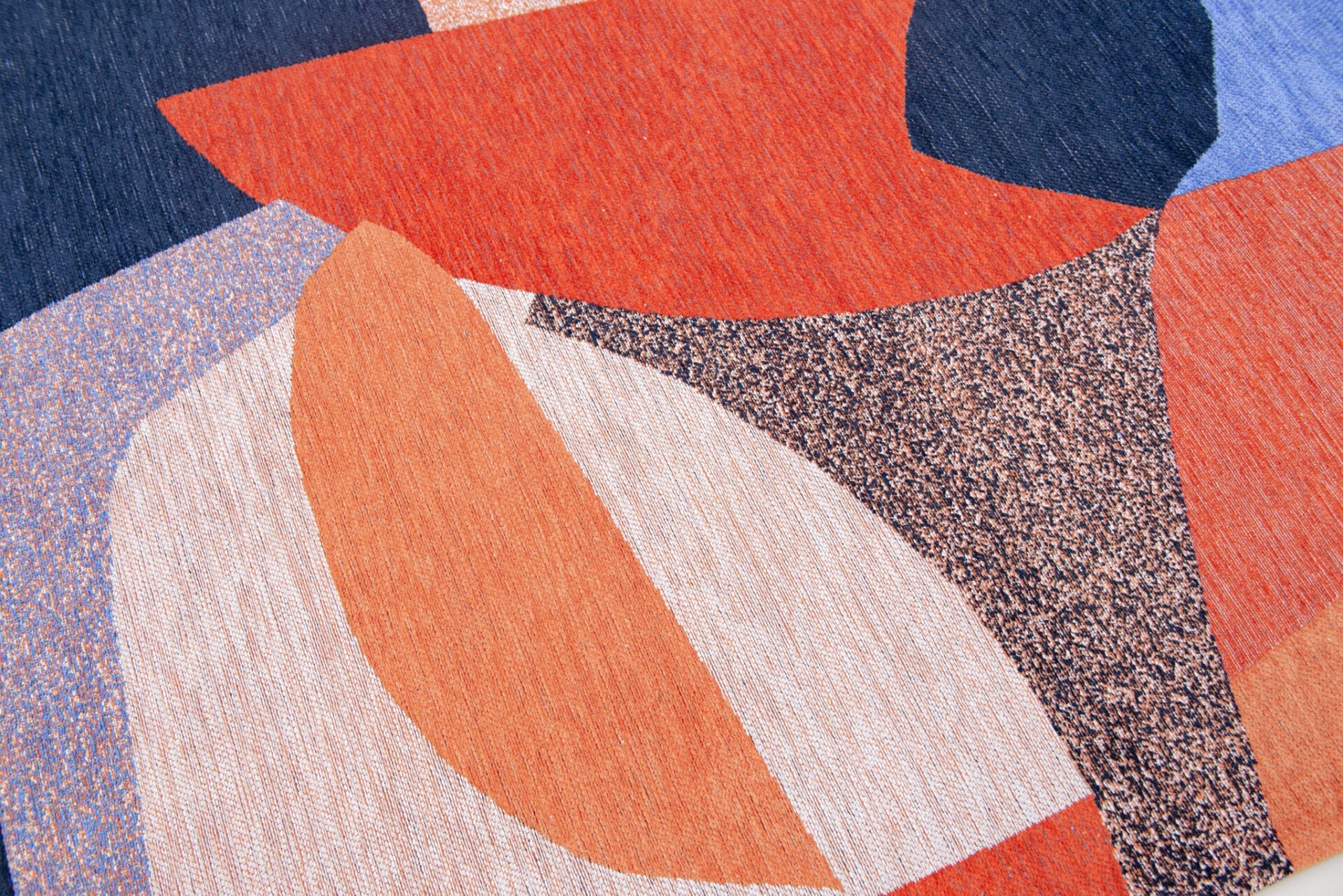 Dywan SHAPES CARPE DIEM pomarańczowo-niebieski do salonu – Louis de Poortere