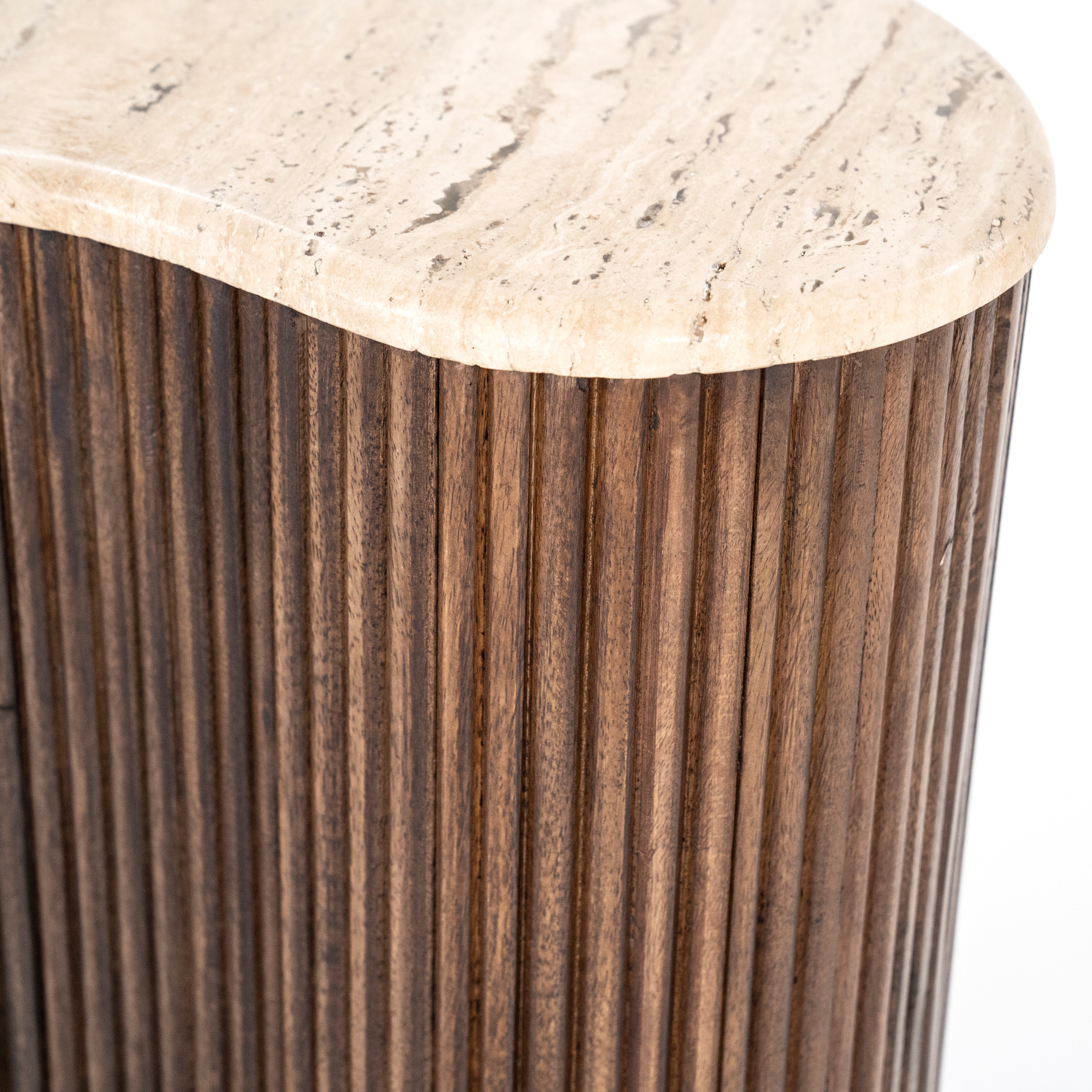 Zijtafel MARI van mango-hout met een travertijn blad