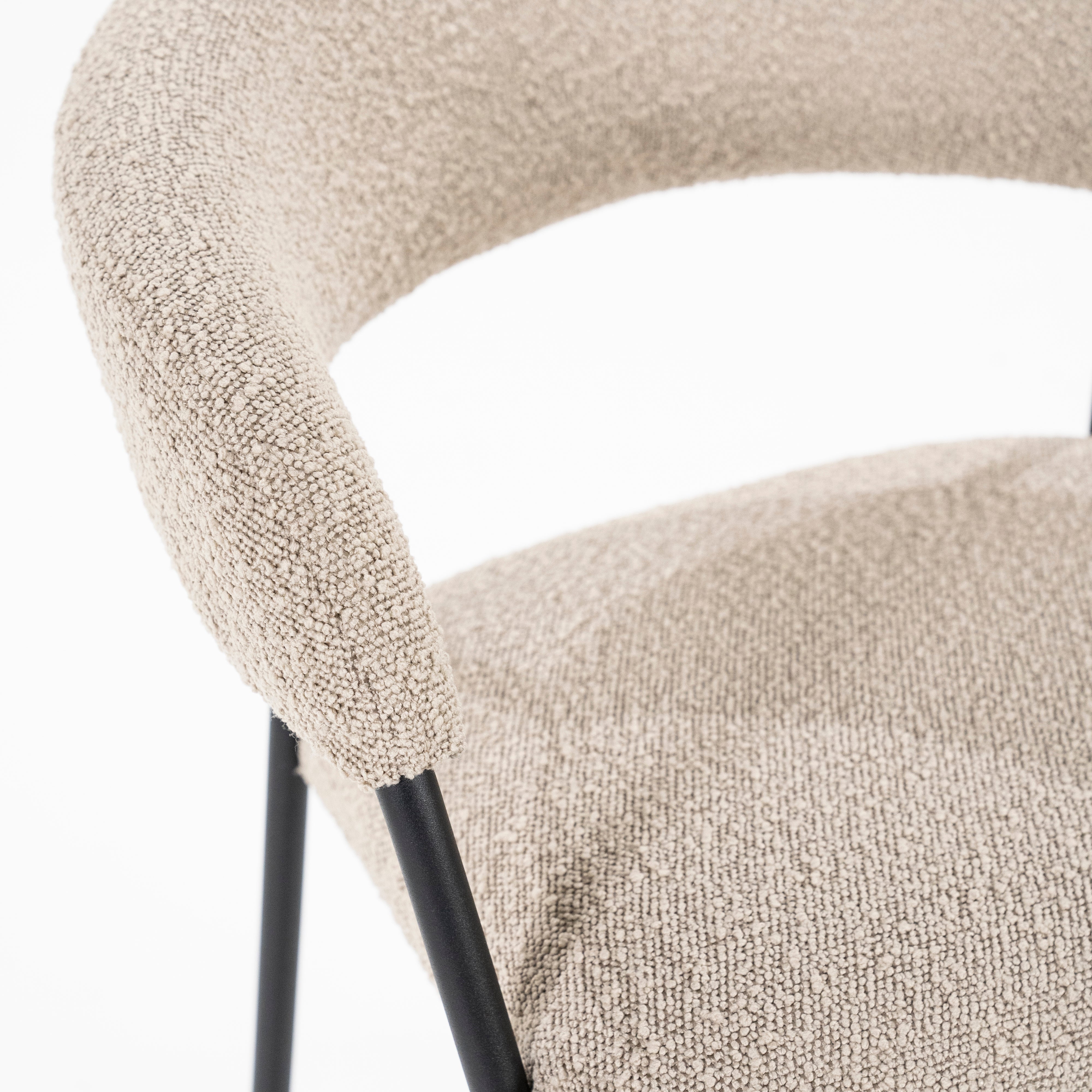 Hocker LUKA taupe mit schwarzem Fuß