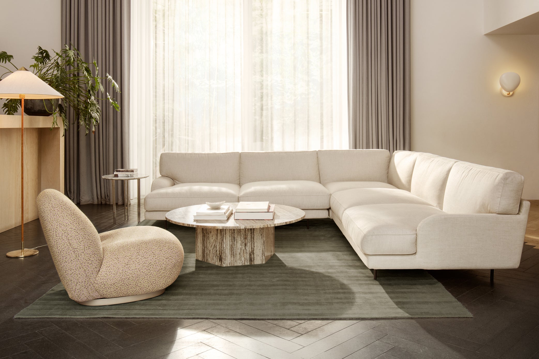 GUBI Teppich in Beige mit langem Flor