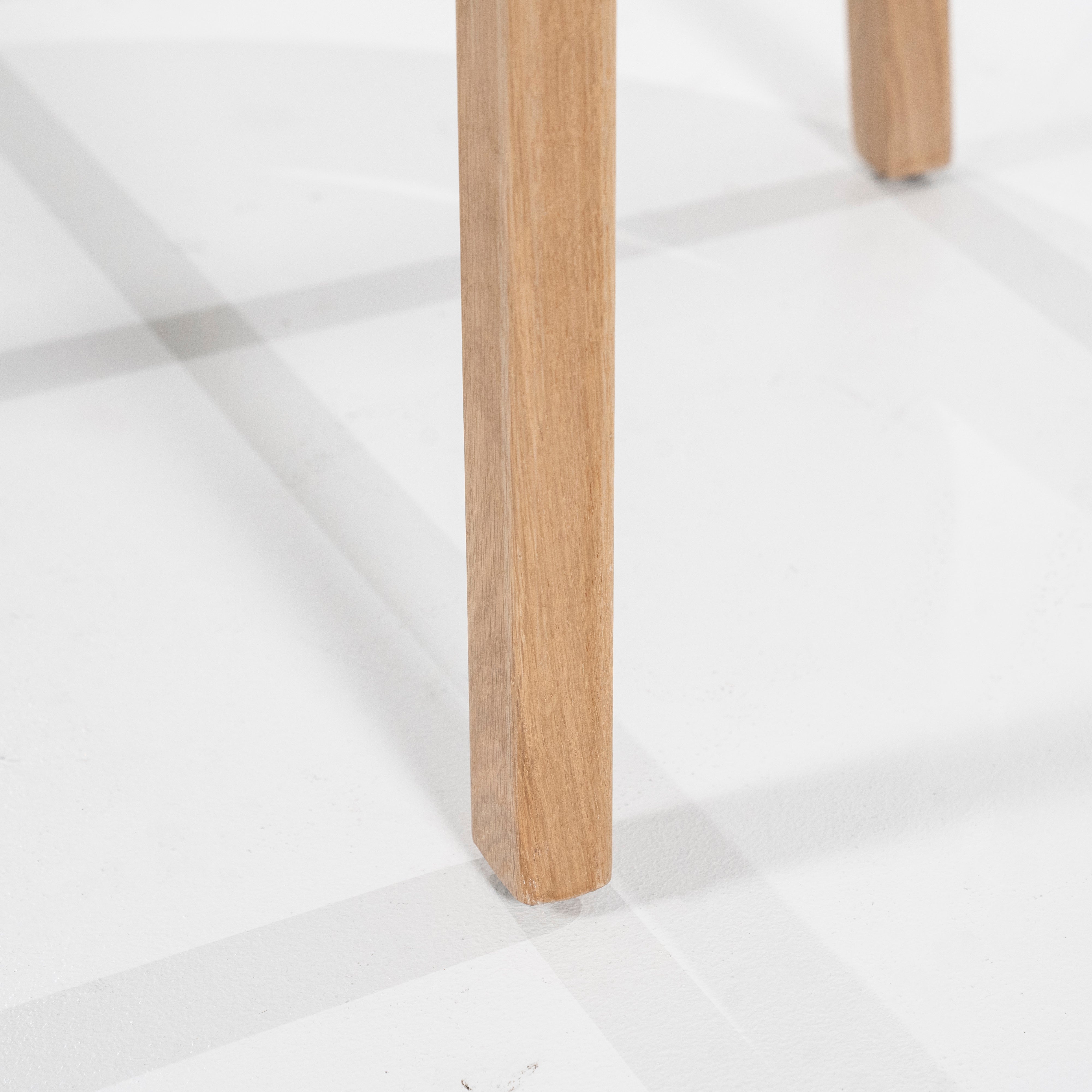 Stoel MIKKY beige met eikenhouten basis