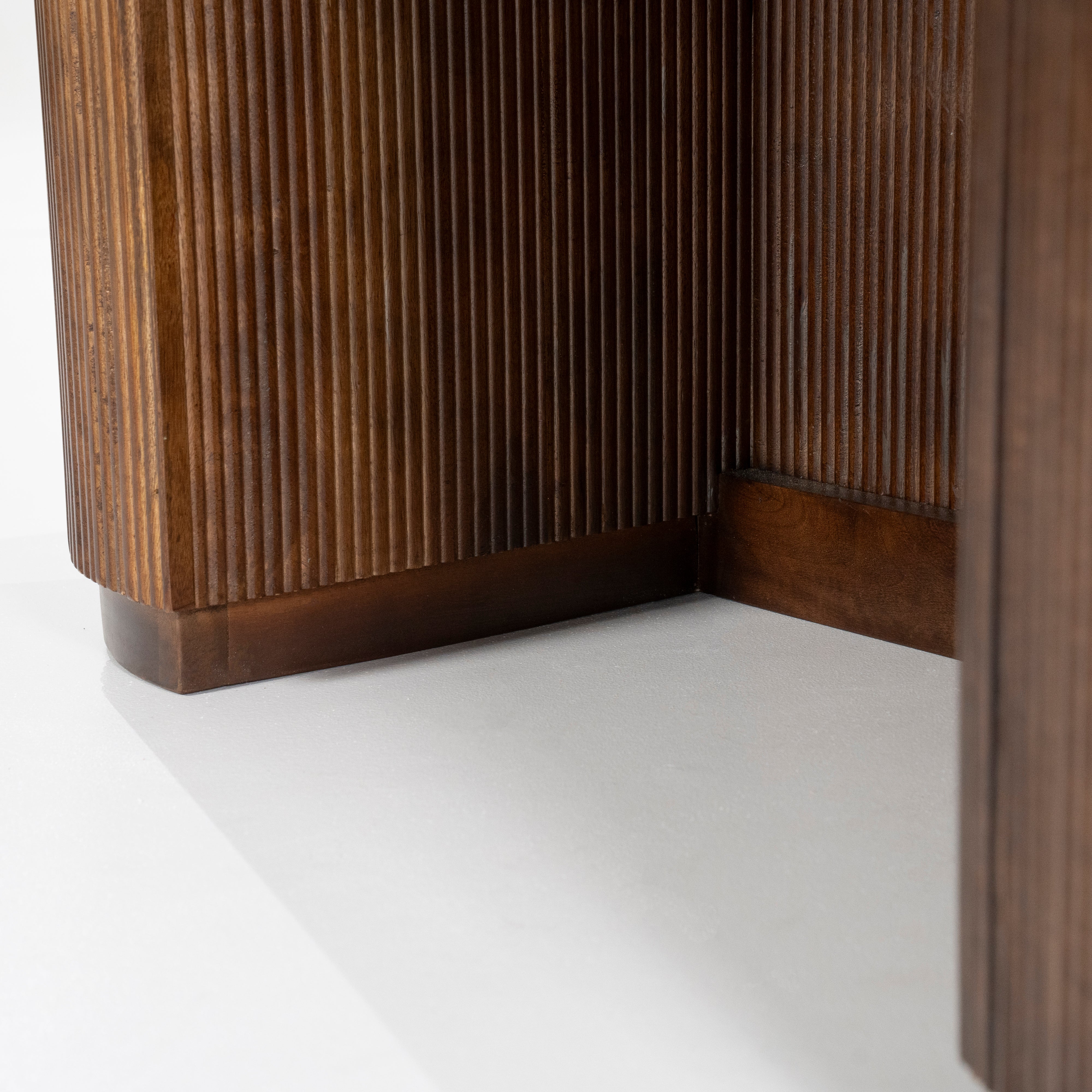 Bureau MARI van mango-hout met een blad van travertijn